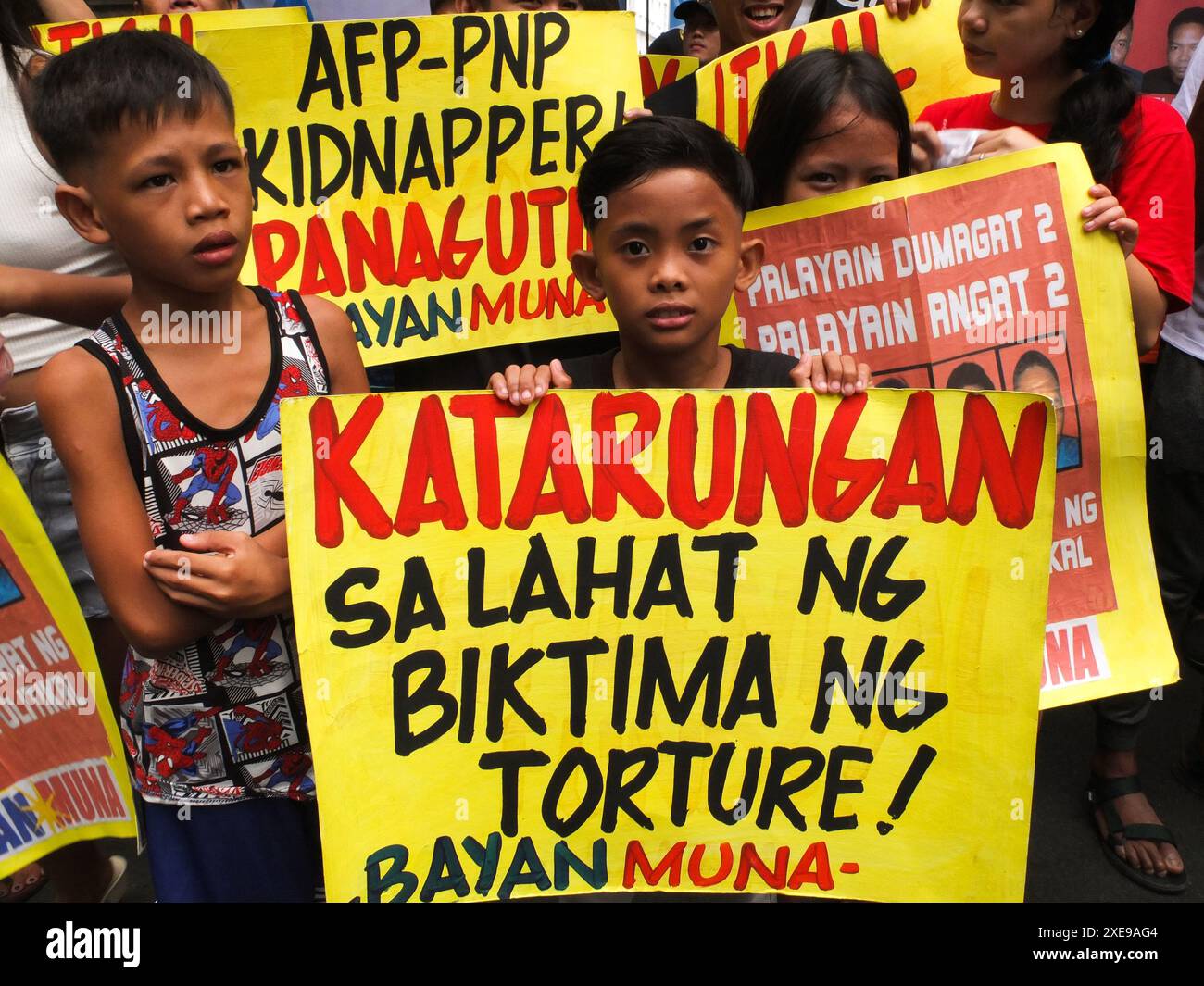 Manila, Philippinen. Juni 2024. Die Demonstranten halten Plakate, die ihre Meinung während der Demonstration zum Ausdruck bringen. SELDA (Vereinigung ehemaliger Häftlinge gegen Inhaftierung und Festnahme) ruft erneut dazu auf, die Folter einzustellen, alle Opfer und Überlebenden dieses abscheulichen Verbrechens zu bestrafen und alle politischen Gefangenen unter dem Regime von Präsident Marcos Jr. freizulassen. (Foto von Josefiel Rivera/SOPA Images/SIPA USA) Credit: SIPA USA/Alamy Live News Stockfoto