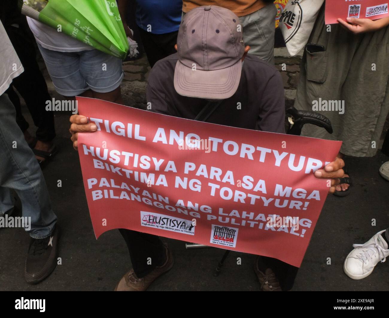 Manila, Philippinen. Juni 2024. Ein Demonstrant hält während der Demonstration ein Banner. SELDA (Vereinigung ehemaliger Häftlinge gegen Inhaftierung und Festnahme) ruft erneut dazu auf, die Folter einzustellen, alle Opfer und Überlebenden dieses abscheulichen Verbrechens zu bestrafen und alle politischen Gefangenen unter dem Regime von Präsident Marcos Jr. freizulassen. (Foto von Josefiel Rivera/SOPA Images/SIPA USA) Credit: SIPA USA/Alamy Live News Stockfoto