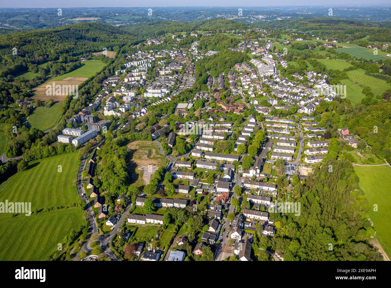 Luftaufnahme, Wohngebiet Ortsansicht Westende, Reihenhaus Wohngebäude, Baustelle mit Abbruchschulplanung Stockfoto