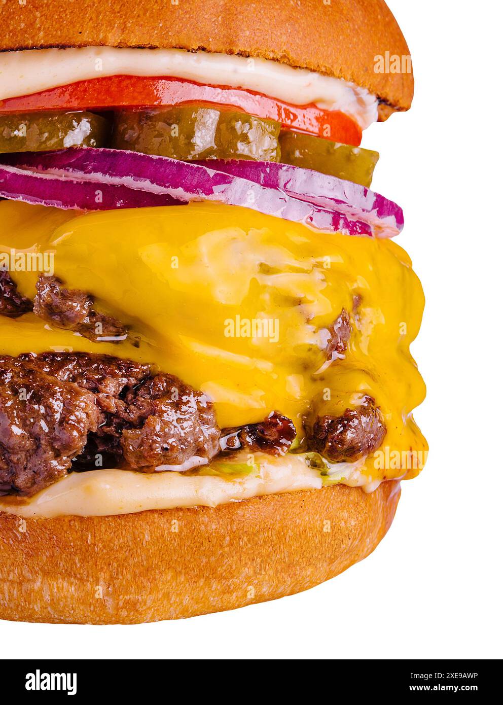 Großer Cheeseburger mit zwei gegrillten Rinderpasteten Stockfoto