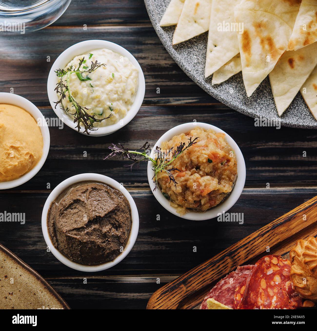 Auswahl an orientalischen Speisen, Blick auf Mezze von oben Stockfoto