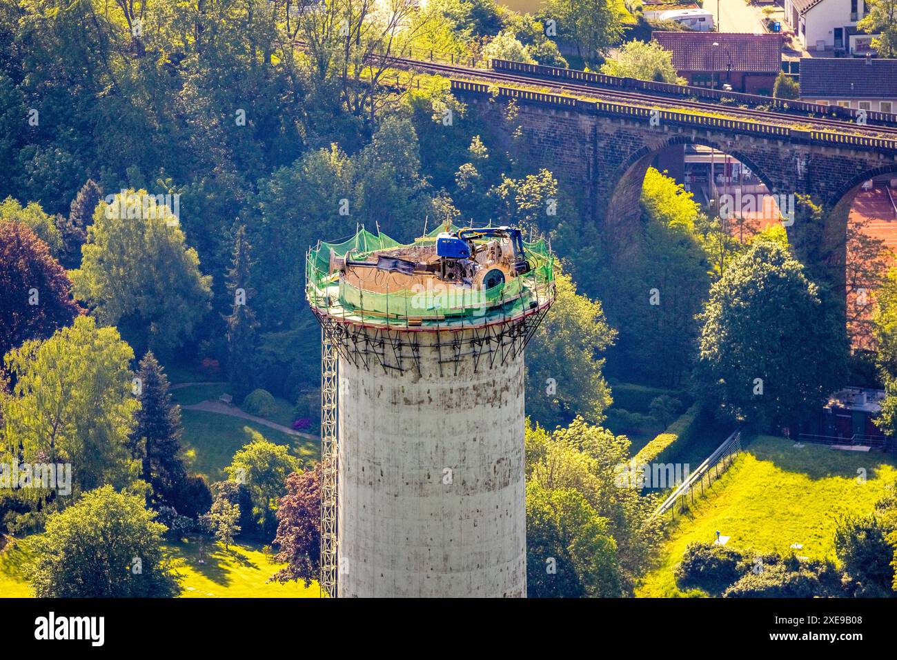 Luftaufnahme, Bagger auf dem Cuno-Schornstein, Sicht, hinter dem Ruhrviadukt Herdecke, Herdecke, Ruhrgebiet, Nordrhein-Westfalen, Deutschland, Aeri Stockfoto