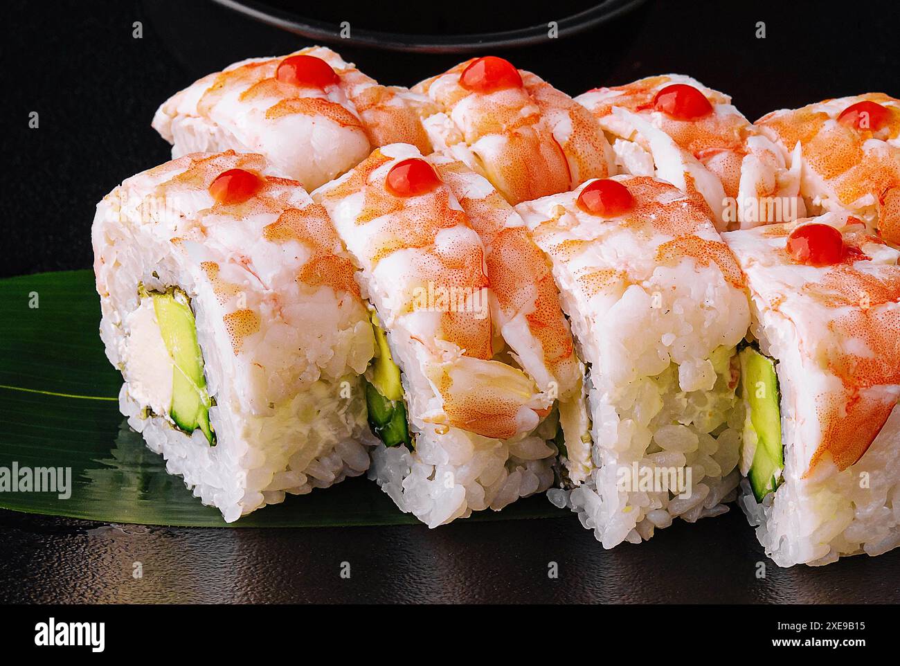Sushi-Rolle mit Garnelenfleisch auf schwarzem Keramikplatte bedeckt Stockfoto