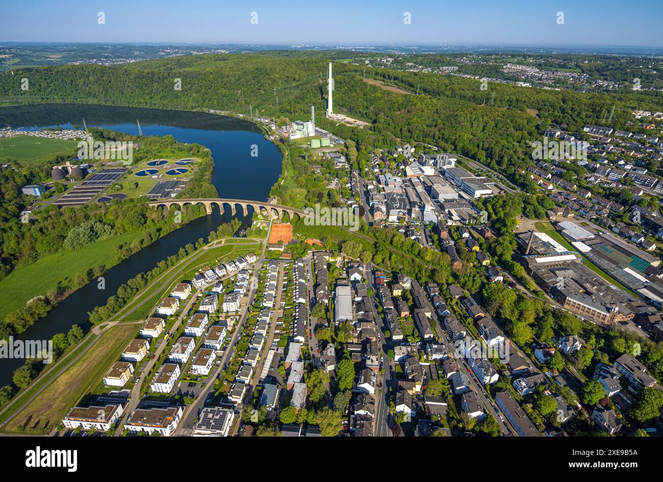 Blick aus der Vogelperspektive, Blick auf Herdecke mit Ruhr-Aue-Viertel, Ruhr und Ruhrpromenade, Ruhrviadukt Herdecke und Harkortsee, Cuno-Schornsteinblick, M Stockfoto