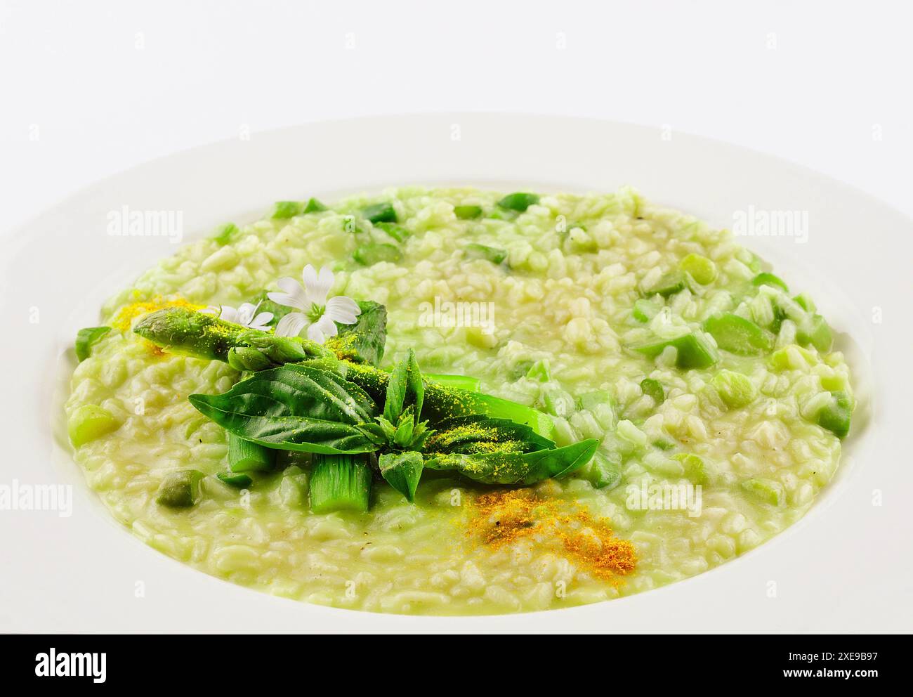 Risotto mit Spargel isoliert auf weißer Ebene Stockfoto