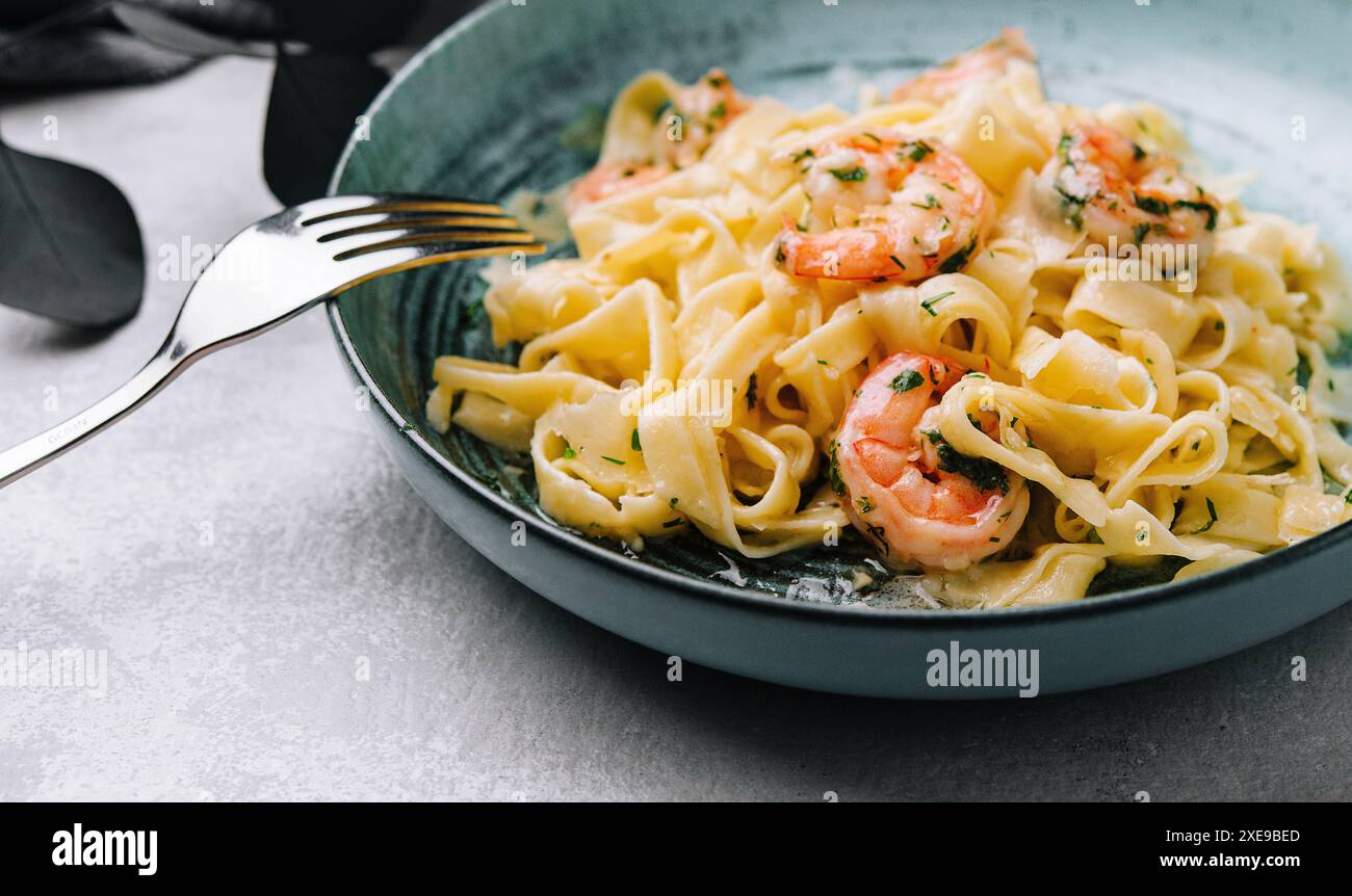 Italienische Pasta Fettuccine oder Tagliatelle mit Garnelen Stockfoto