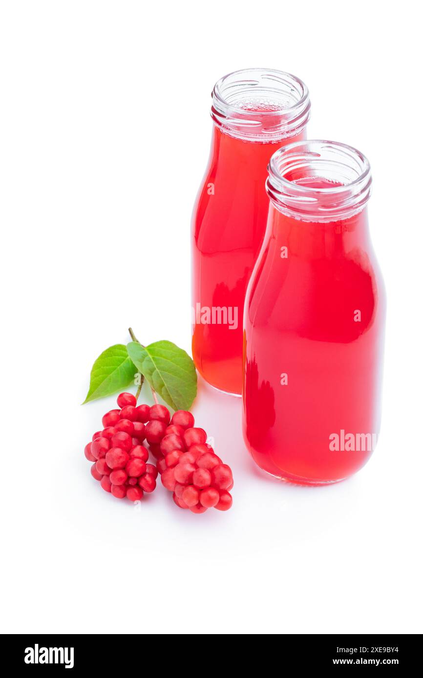 Schisandra-Beerensaft in Glasflaschen isoliert auf weiß Stockfoto Schisandra-Beerensaft in Glasflaschen isoliert auf weiß Stockfoto