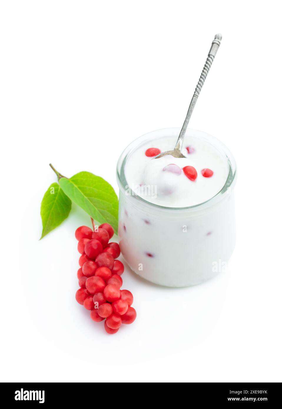 Hausgemachter Joghurt mit Schisandra-Beere im Glas isoliert auf weiß Stockfoto Hausgemachter Joghurt mit Schisandra-Beere im Glas isoliert auf weiß Stockfoto