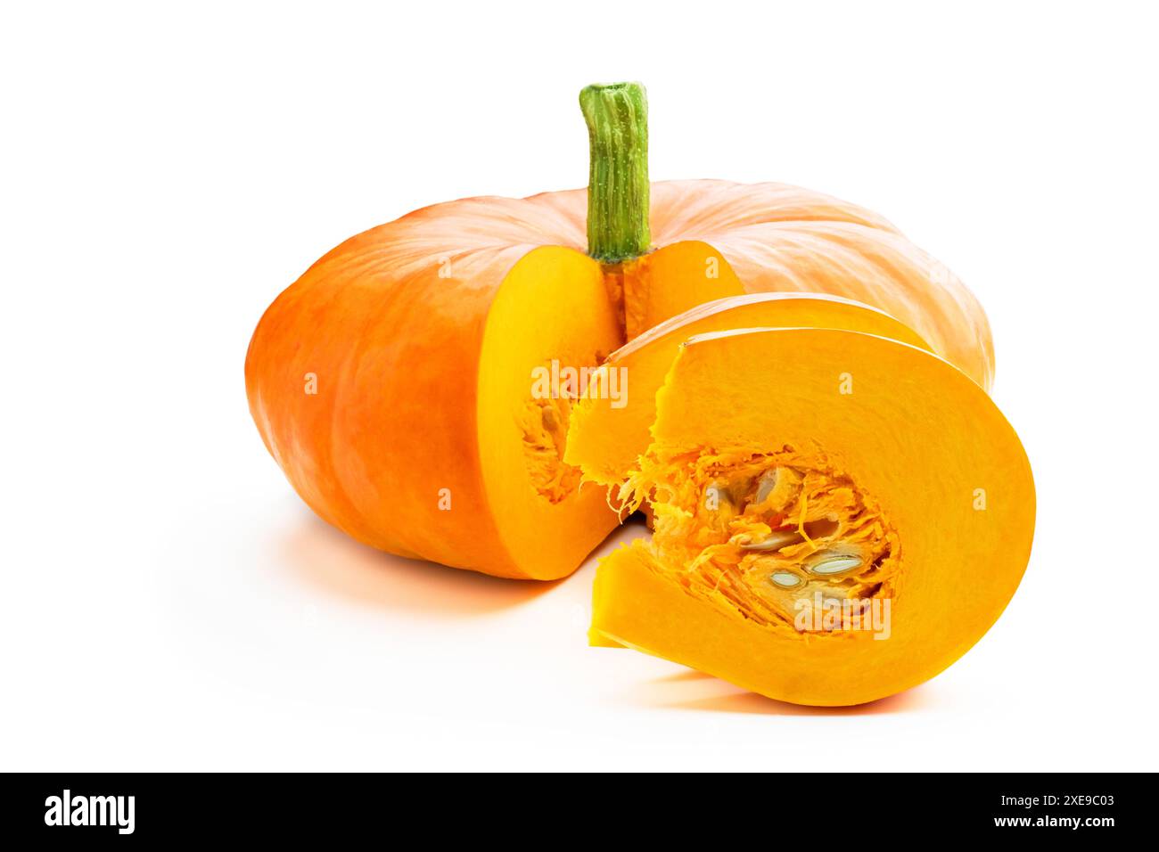 Reifer Kürbis mit isolierter Scheibe auf weißem Hintergrund Stockfoto Reifer Kürbis mit isolierter Scheibe auf weißem Hintergrund Stockfoto