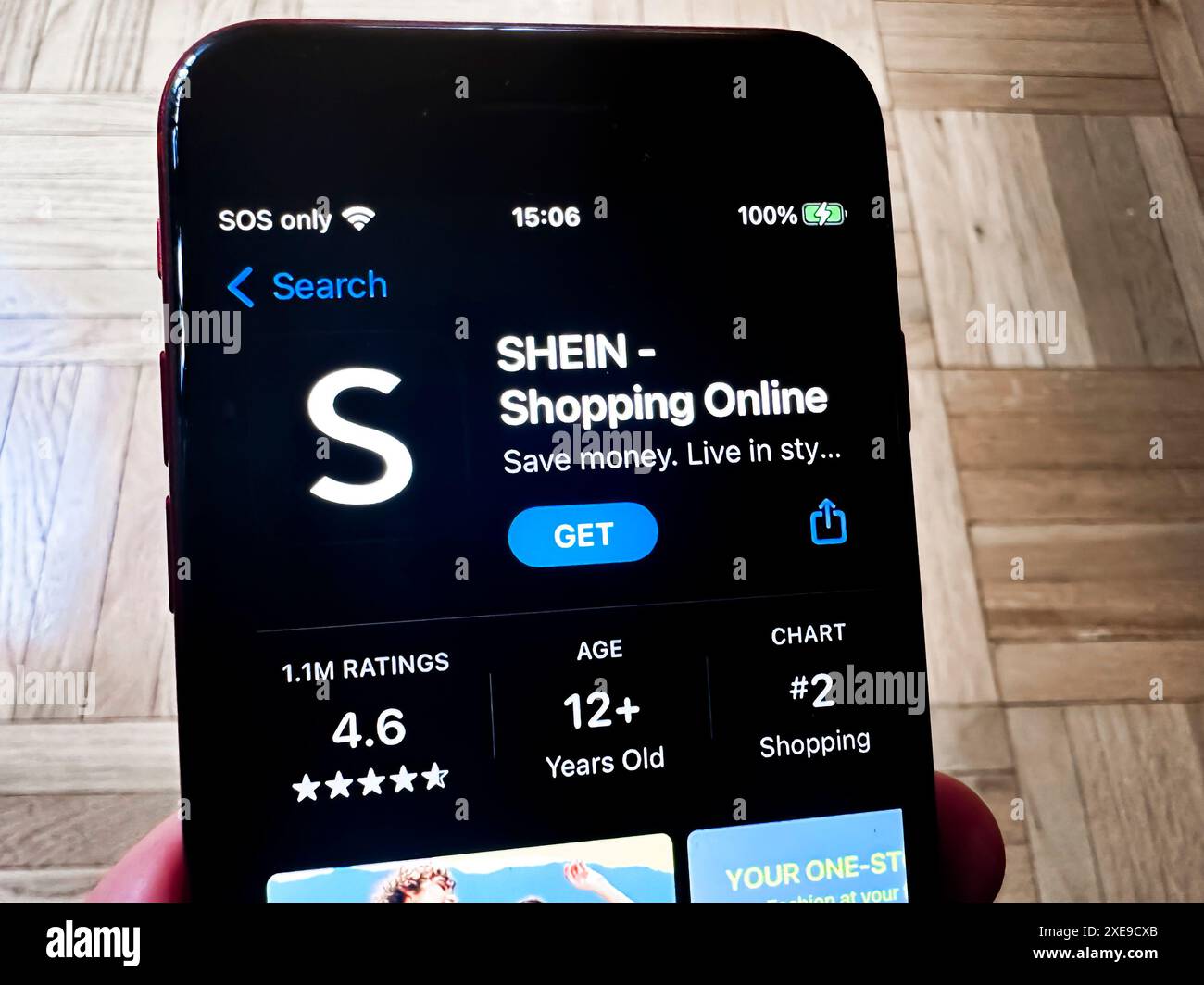 Cupertino, Kalifornien, USA. Juni 2024. Ein Benutzer, der die Shein App im iOS Apple App Store anzeigt. Shein ist ein chinesischer Online-Händler für schnelle Mode, der eine große Auswahl an erschwinglicher Kleidung, Accessoires und Kosmetikprodukten anbietet. Das Unternehmen ist in der E-Commerce- und Modebranche tätig, wobei Xu Yangtian als Gründer und CEO fungiert. Shein ist bekannt für seine trendige und preiswerte Kleidung für junge Frauen. Zu den Kernprodukten gehören Damen-, Herren- und Kinderbekleidung sowie Wohnaccessoires. (Kreditbild: © Taidgh Barron/ZUMA Press Wire) NUR REDAKTIONELLE VERWENDUNG! N Stockfoto