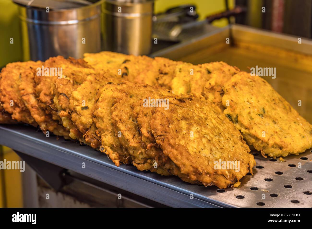 Bindaetteok (Mung-Bohnen-Pfannkuchen), das berühmte Street Food in Südkorea Stockfoto