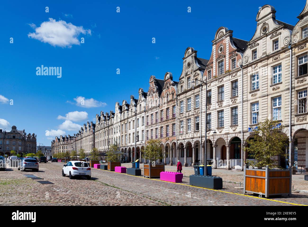 Arras, Frankreich - 22. Juni 2020: Extravagante gotische Gebäude mit flämischen Giebeln und Arkaden entlang des Grand-Place im Stadtzentrum. Stockfoto