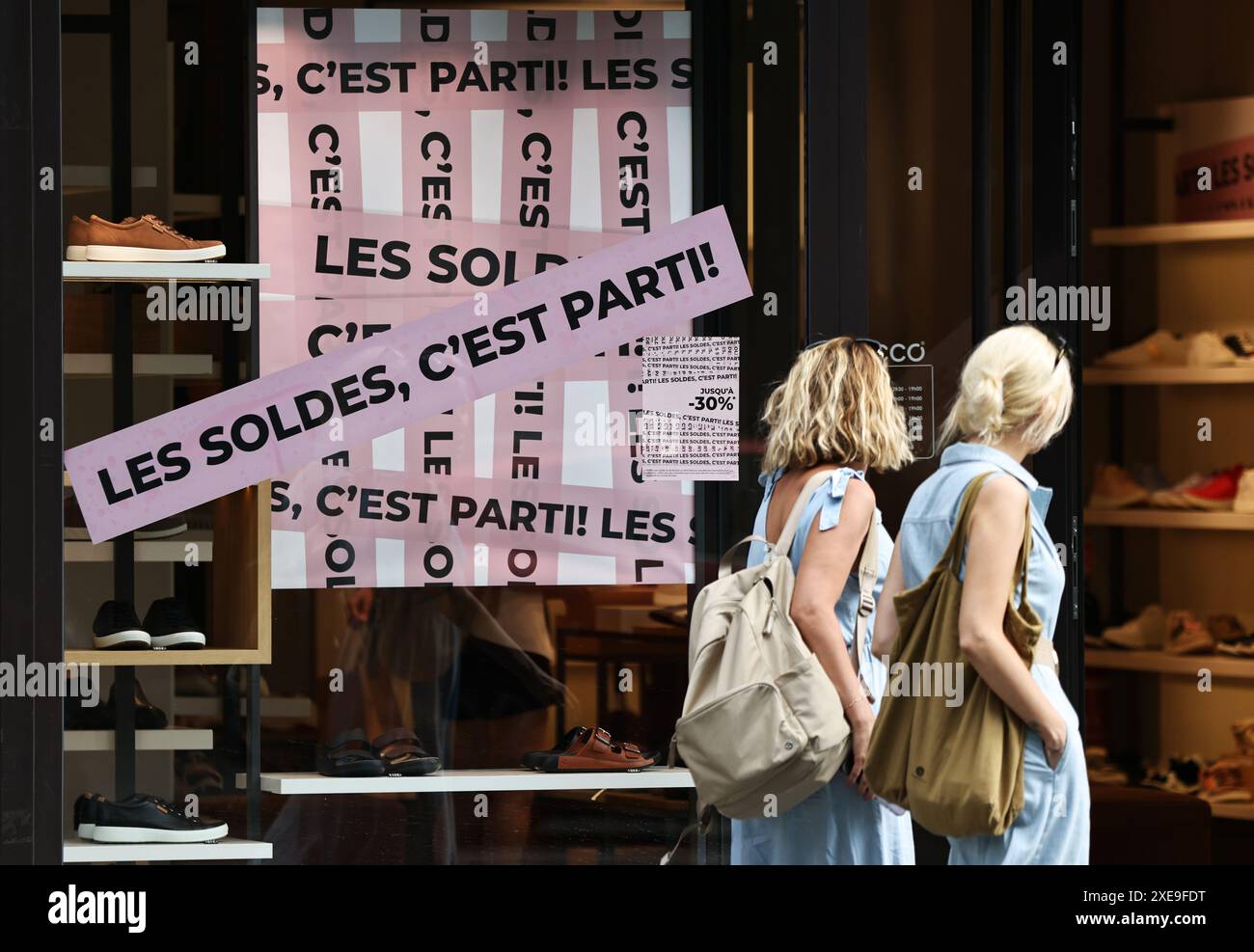 Paris, Frankreich. Juni 2024. Am 26. Juni 2024 laufen die Menschen in Paris, Frankreich, vorbei an den Verkaufsschildern für den Sommer. Die Sommerverkäufe in Frankreich begannen am Mittwoch und dauern bis zum 23. Juli. Quelle: Gao Jing/Xinhua/Alamy Live News Stockfoto