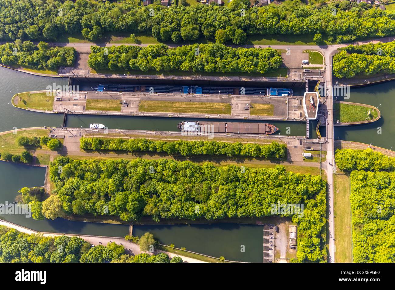 Luftaufnahme, Rhein-Herne-Kanal und Schleuse Herne-Ost, Frachtschiffe, Grünflächen mit Baumallee, Horsthausen, Herne, Ruhrgebiet, Nordrhein-Westfalen, G Stockfoto