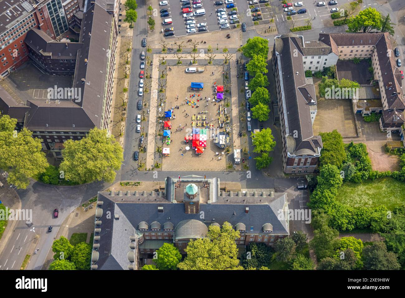 Aus der Vogelperspektive, Mai Labor Day auf dem Marktplatz Friedrich-Ebert-Platz, Stände und Bänke mit Sonnenschirmen, neben dem Rathaus, Herne-Mitte, Hern Stockfoto