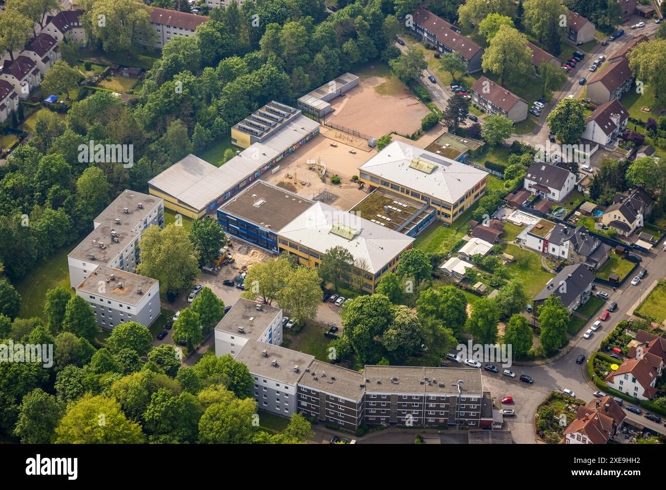 Aus der Vogelperspektive, Grundschule Michaelschule und Hallenbad, Hochhäuser, Wanne, Herne, Ruhrgebiet, Nordrhein-Westfalen, Stockfoto