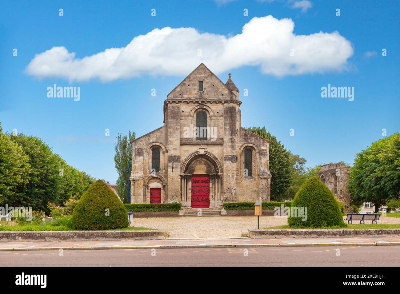 Die Kirche Saint-Pierre-au-Parvis de Soissons (französisch: Eglise Saint-Pierre-au-Parvis de Soissons) ist eine römisch-katholische Kirche im romanischen styl Stockfoto