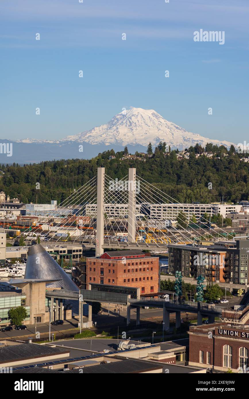 Downtown Tacoma Washington mit Blick auf Mount Rainier vom Hotelzimmer aus Stockfoto