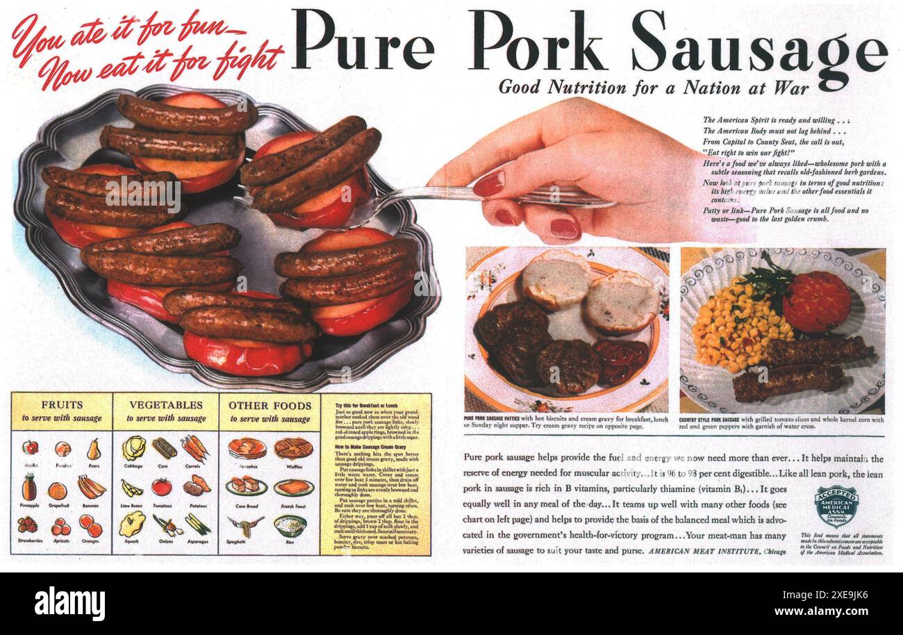 1945 American Meat Institute Ad - Schweinewurst. Gute Ernährung für eine Nation im Krieg. Stockfoto