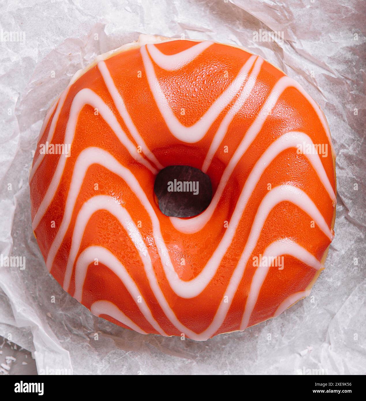 Orange Donut in Aquarellfarben. Draufsicht. Stockfoto