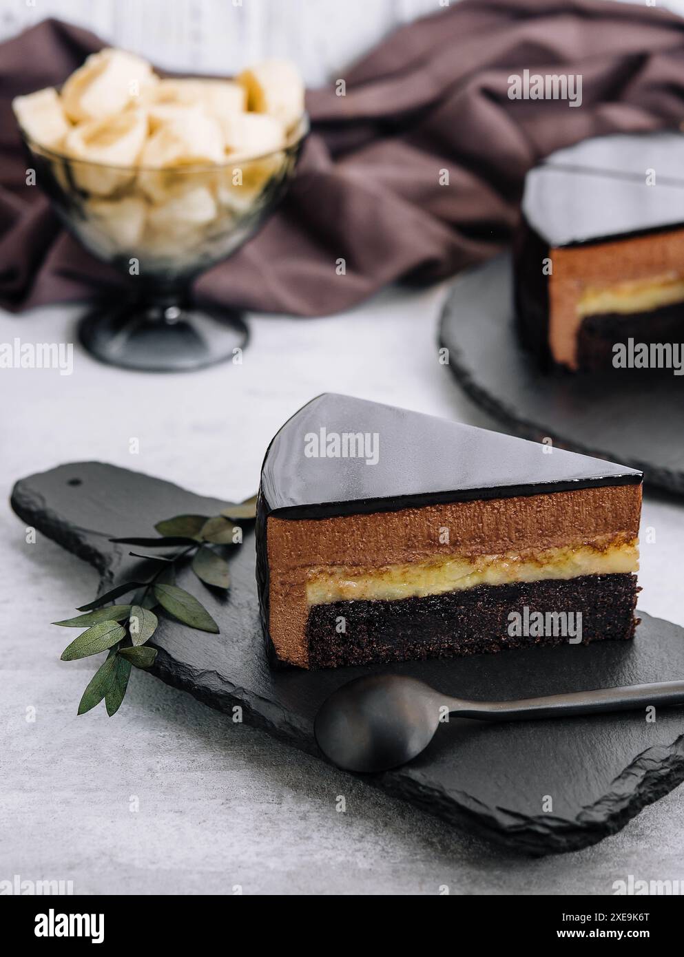 Ein Stück Bananenschokolade-Mousse-Kuchen Stockfoto
