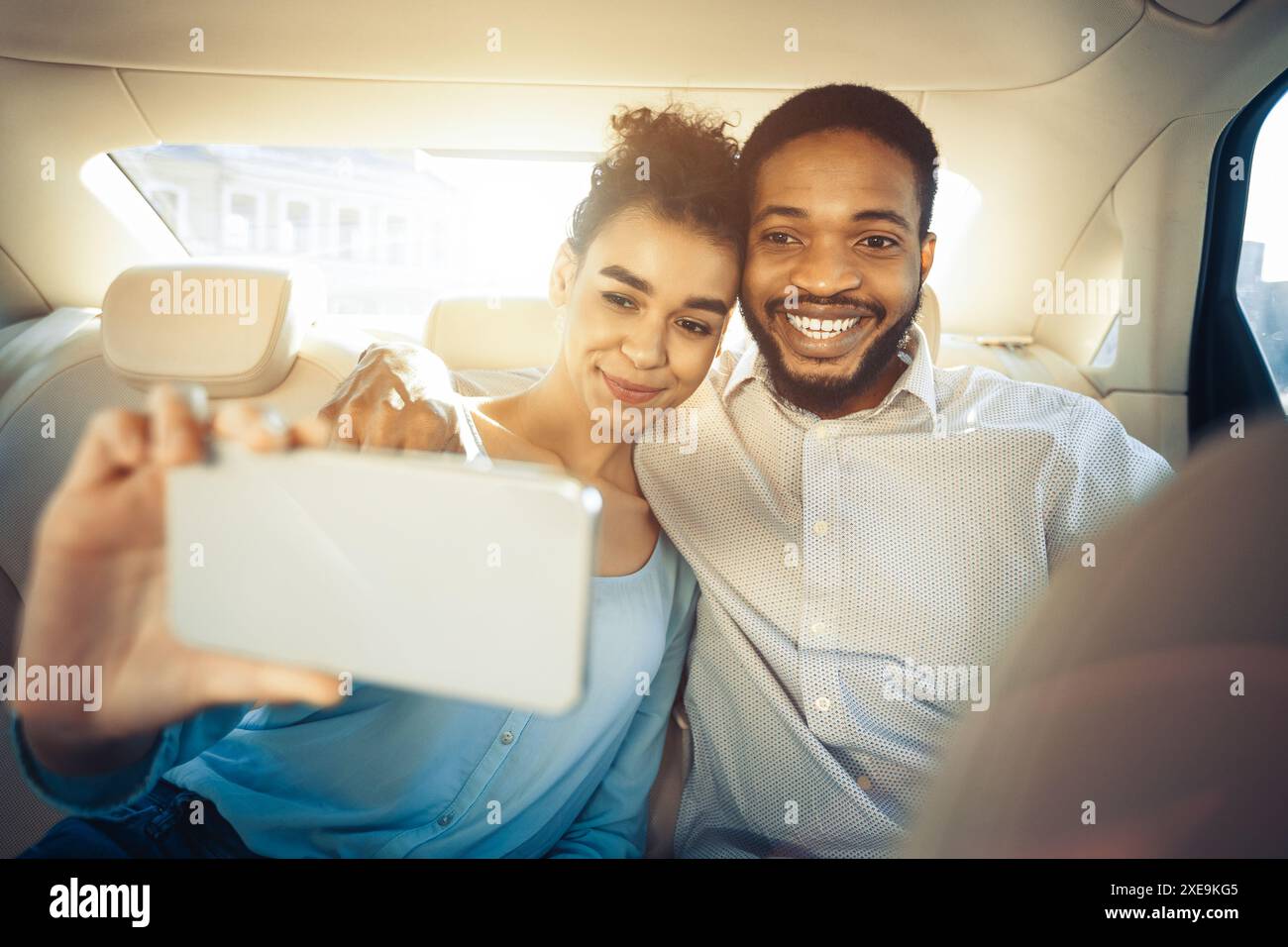 Glückliches Paar, Das Selfie Auf Dem Rücksitz Mitnimmt Stockfoto