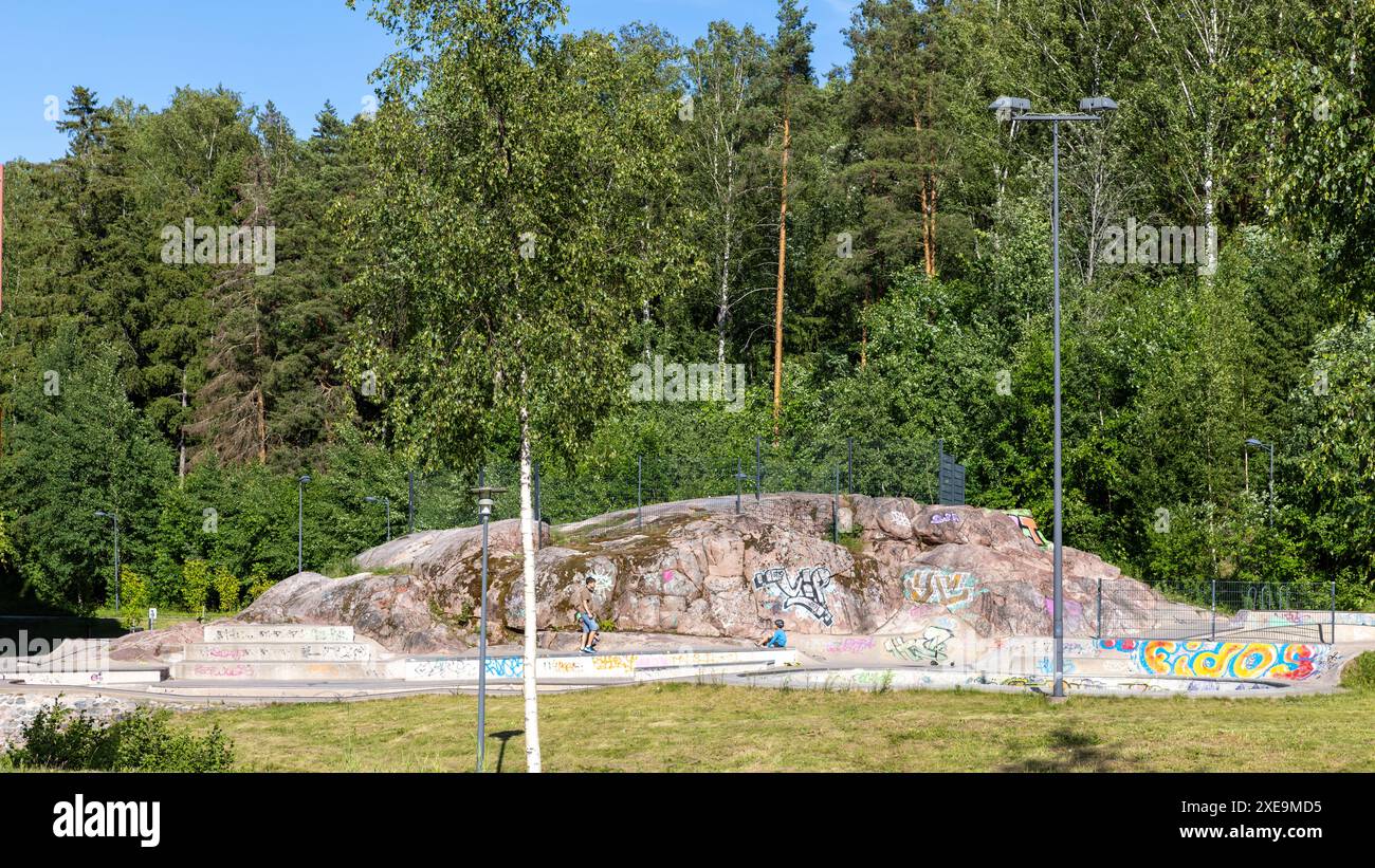 Menschen genießen Freizeit in einem Skatepark in Espoo, Finnland Stockfoto