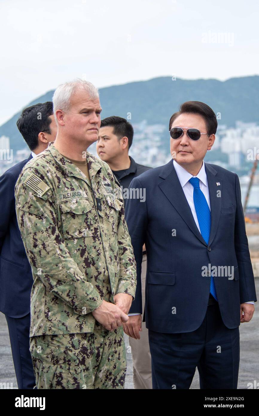 BUSAN, Republik Korea (25. Juni 2024) Präsident der Republik Korea Yoon Suk Yeol, rechts, reist mit dem US-amerikanischen Flugzeugträger USS Theodore Roosevelt (CVN 71) in Busan, Republik Korea, 25. Juni 2024. Theodore Roosevelt ist für einen geplanten Hafenbesuch in der Republik Korea, um die Einsatzbereitschaft und die Allianz zwischen der ROK und den USA zu unterstützen. Theodore Roosevelt ist das Flaggschiff der Carrier Strike Group Nine und führt derzeit Routineoperationen in der 7. US-Flotte durch, um einen freien und offenen Indo-Pazifik zu unterstützen. (US-Navigationssystem Stockfoto BUSAN, Republik Korea (25. Juni 2024) Präsident der Republik Korea Yoon Suk Yeol, rechts, reist mit dem US-amerikanischen Flugzeugträger USS Theodore Roosevelt (CVN 71) in Busan, Republik Korea, 25. Juni 2024. Theodore Roosevelt ist für einen geplanten Hafenbesuch in der Republik Korea, um die Einsatzbereitschaft und die Allianz zwischen der ROK und den USA zu unterstützen. Theodore Roosevelt ist das Flaggschiff der Carrier Strike Group Nine und führt derzeit Routineoperationen in der 7. US-Flotte durch, um einen freien und offenen Indo-Pazifik zu unterstützen. (US-Navigationssystem Stockfoto