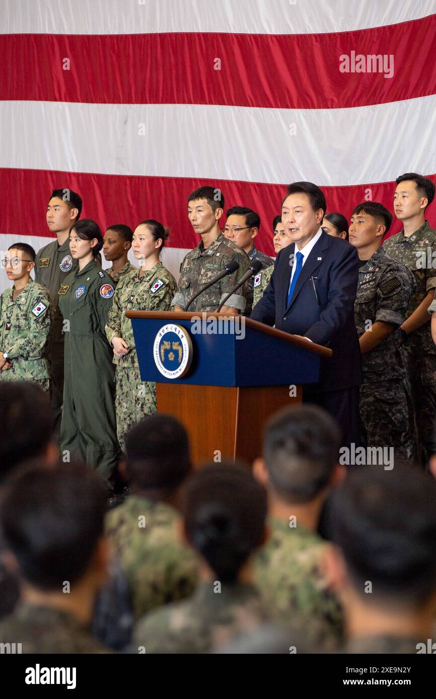 BUSAN, Republik Korea (25. Juni 2024) der Präsident der Republik Korea Yoon Suk Yeol hält eine Rede an Bord des Flugzeugträgers USS Theodore Roosevelt (CVN 71) der Nimitz-Klasse in Busan, Republik Korea, am 25. Juni 2024. Theodore Roosevelt ist für einen geplanten Hafenbesuch in der Republik Korea, um die Einsatzbereitschaft und die Allianz zwischen der ROK und den USA zu unterstützen. Theodore Roosevelt ist das Flaggschiff der Carrier Strike Group Nine und führt derzeit Routineoperationen in der 7. US-Flotte durch, um einen freien und offenen Indo-Pazifik zu unterstützen. (Foto der US Navy von Seaman Aaron Haro Gonzalez, Spezialist für Massenkommunikation) Stockfoto BUSAN, Republik Korea (25. Juni 2024) der Präsident der Republik Korea Yoon Suk Yeol hält eine Rede an Bord des Flugzeugträgers USS Theodore Roosevelt (CVN 71) der Nimitz-Klasse in Busan, Republik Korea, am 25. Juni 2024. Theodore Roosevelt ist für einen geplanten Hafenbesuch in der Republik Korea, um die Einsatzbereitschaft und die Allianz zwischen der ROK und den USA zu unterstützen. Theodore Roosevelt ist das Flaggschiff der Carrier Strike Group Nine und führt derzeit Routineoperationen in der 7. US-Flotte durch, um einen freien und offenen Indo-Pazifik zu unterstützen. (Foto der US Navy von Seaman Aaron Haro Gonzalez, Spezialist für Massenkommunikation) Stockfoto
