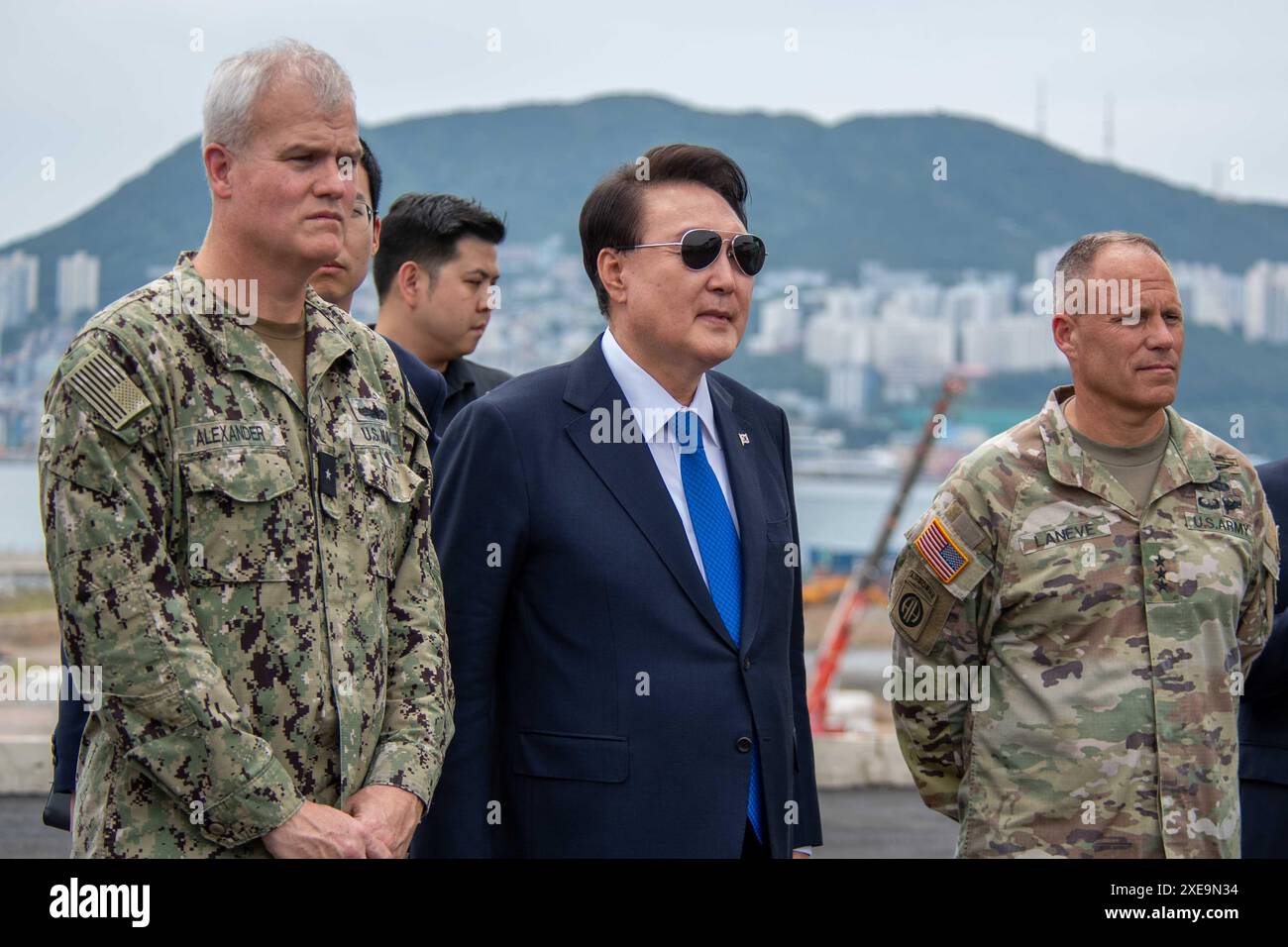 BUSAN, Republik Korea (25. Juni 2024) der Präsident der Republik Korea Yoon Suk Yeol, Mittelklasse, reist mit Generalleutnant Christopher LaNeve, Oberbefehlshaber der Achten Armee, auf den Flugzeugträger der Nimitz-Klasse USS Theodore Roosevelt (CVN 71). Christopher Alexander, Kommandant der Carrier Strike Group Nine, in Busan, Republik Korea, 25. Juni 2024. Theodore Roosevelt ist für einen geplanten Hafenbesuch in der Republik Korea, um die Einsatzbereitschaft und die Allianz zwischen der ROK und den USA zu unterstützen. Theodore Roosevelt ist das Flaggschiff der Carrier Strike Group Nine und führt derzeit Routineoperationen i durch Stockfoto BUSAN, Republik Korea (25. Juni 2024) der Präsident der Republik Korea Yoon Suk Yeol, Mittelklasse, reist mit Generalleutnant Christopher LaNeve, Oberbefehlshaber der Achten Armee, auf den Flugzeugträger der Nimitz-Klasse USS Theodore Roosevelt (CVN 71). Christopher Alexander, Kommandant der Carrier Strike Group Nine, in Busan, Republik Korea, 25. Juni 2024. Theodore Roosevelt ist für einen geplanten Hafenbesuch in der Republik Korea, um die Einsatzbereitschaft und die Allianz zwischen der ROK und den USA zu unterstützen. Theodore Roosevelt ist das Flaggschiff der Carrier Strike Group Nine und führt derzeit Routineoperationen i durch Stockfoto