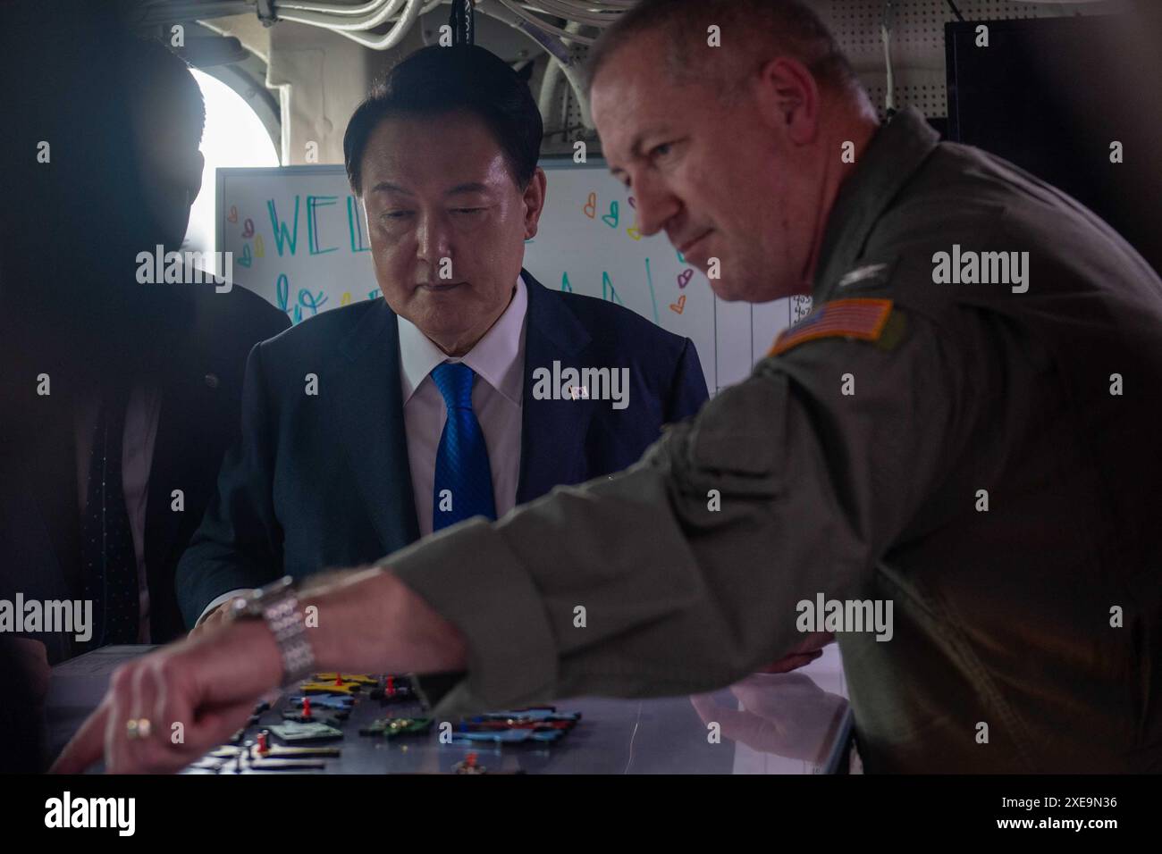 BUSAN, Republik Korea (25. Juni 2024) der Präsident der Republik Korea Yoon Suk Yeol, links, wird von Kapitän Brian Schrum, Kommandant des Flugzeugträgers USS Theodore Roosevelt (CVN 71), am 25. Juni 2024 in Busan, Republik Korea, kontrolliert. Theodore Roosevelt ist für einen geplanten Hafenbesuch in der Republik Korea, um die Einsatzbereitschaft und die Allianz zwischen der ROK und den USA zu unterstützen. Theodore Roosevelt ist das Flaggschiff der Carrier Strike Group Nine und führt derzeit Routineoperationen in der 7. US-Flotte durch, um einen freien und offenen Indo-Pazifik zu unterstützen. (Foto der US Navy Stockfoto BUSAN, Republik Korea (25. Juni 2024) der Präsident der Republik Korea Yoon Suk Yeol, links, wird von Kapitän Brian Schrum, Kommandant des Flugzeugträgers USS Theodore Roosevelt (CVN 71), am 25. Juni 2024 in Busan, Republik Korea, kontrolliert. Theodore Roosevelt ist für einen geplanten Hafenbesuch in der Republik Korea, um die Einsatzbereitschaft und die Allianz zwischen der ROK und den USA zu unterstützen. Theodore Roosevelt ist das Flaggschiff der Carrier Strike Group Nine und führt derzeit Routineoperationen in der 7. US-Flotte durch, um einen freien und offenen Indo-Pazifik zu unterstützen. (Foto der US Navy Stockfoto
