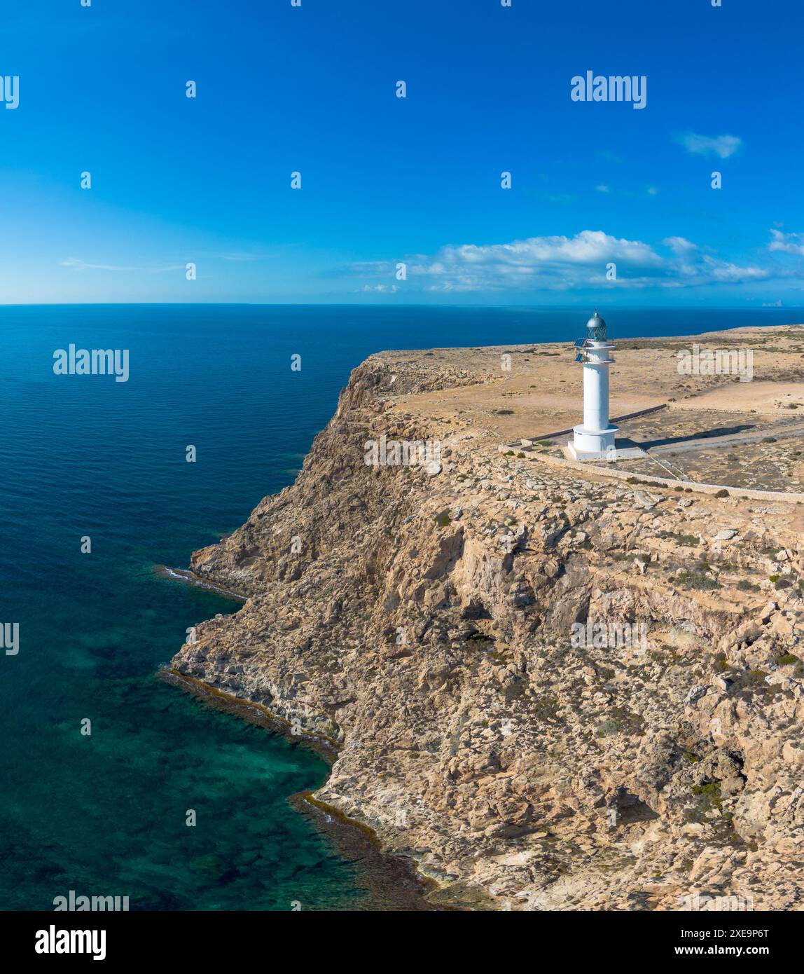 Aus der Vogelperspektive auf Cap de Barbaria und den Wahrzeichen des Leuchtturms auf Formentera Island Stockfoto