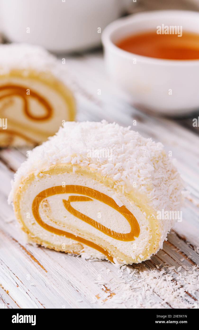 Mangobrüchkuchen mit Tee zum Gourmet-Dessert Stockfoto