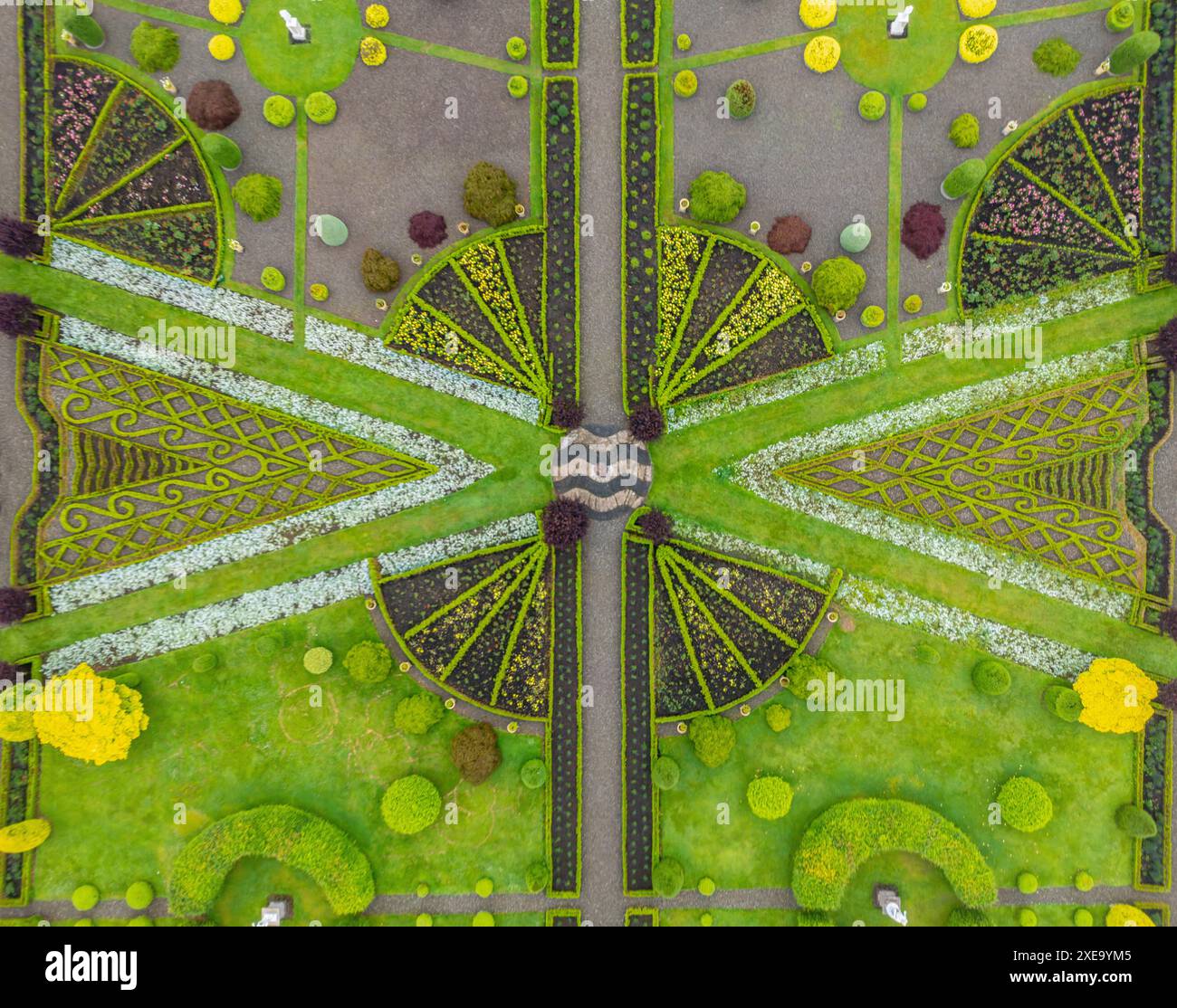 Drummond Castle Gardens, Perthshire, Großbritannien. Juni 2024. Großbritannien Ein Blick von oben auf das geometrische Design und die Farben der Drummond Castle Gardens in Perthshire, Schottland. Beschrieben als das beste Beispiel eines formellen Terrassengartens in Schottland. Die Gärten stammen aus den 1630er Jahren und wurden im 19. Jahrhundert rekonstruiert. Foto: phil wilkinson/Alamy Live News Stockfoto