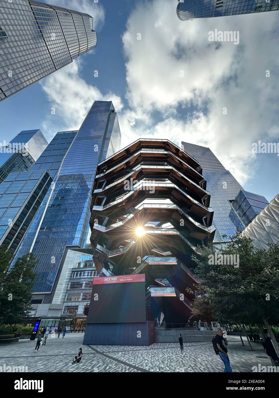 Genießen Sie das Licht auf dem berühmten Schiff von Hudson Yards inmitten eines Wolkenkratzerwaldes in New York City. Stockfoto