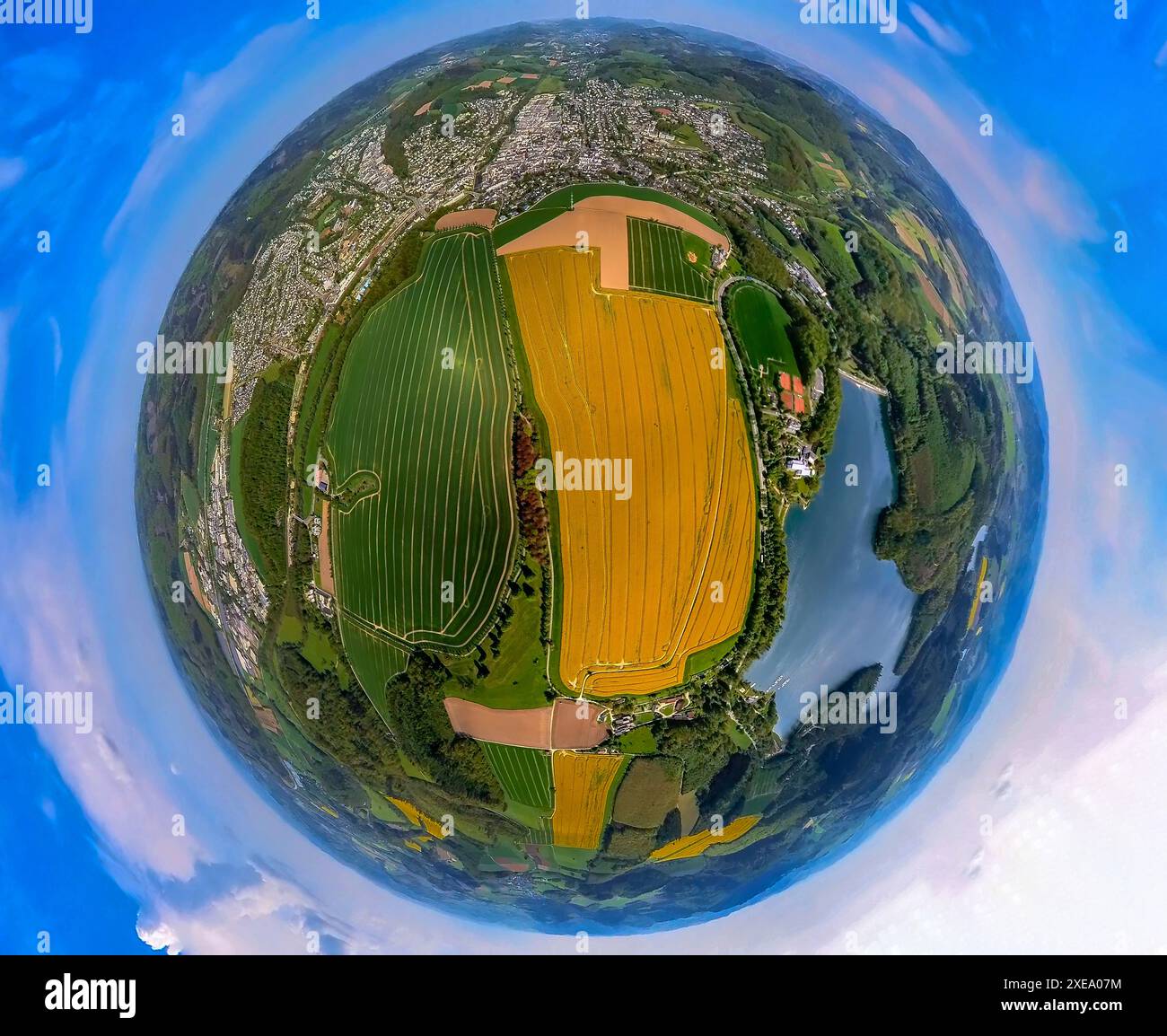 Luftaufnahme, Hennesee in bewaldeter Umgebung, Erdkugel, Fischaugenbild, 360-Grad-Bild, winzige Welt, kleiner Planet, Meschede Stadt, Meschede, Sauerl Stockfoto