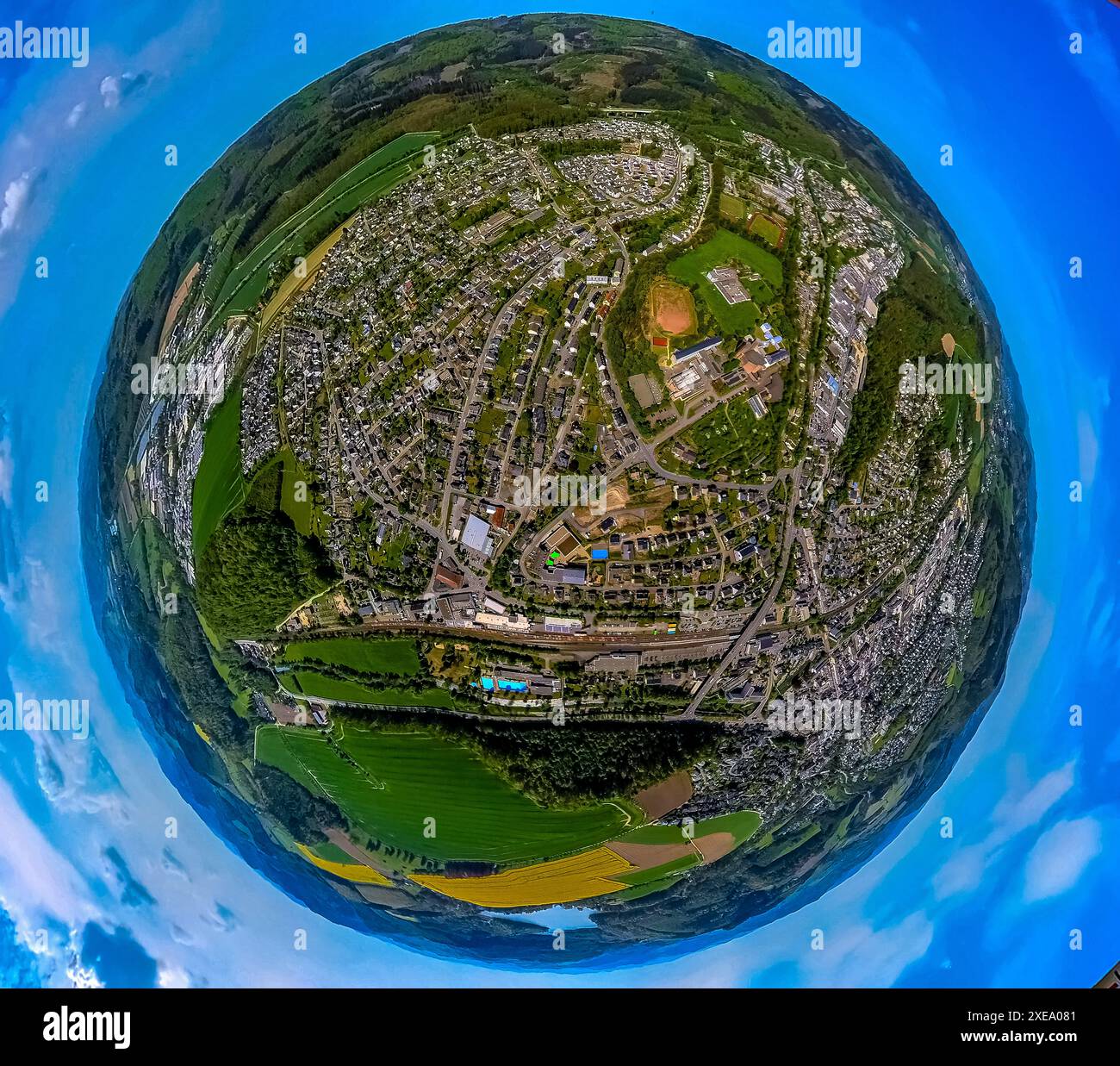 Aus der Vogelperspektive, Blick auf die Stadt, das Kloster Königsmünster, das Benediktinergymnasium, den Globus, Fisheye-Bild, 360-Grad-Bild, winzige Welt, kleiner Planet, Mesched Stockfoto