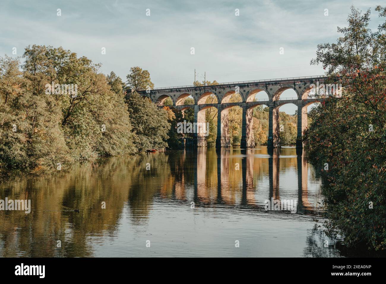 Eisenbahnbrücke mit Fluss in Bietigheim-Bissingen, Deutschland. Herbst. Eisenbahnviadukt über die Enz, erbaut 1853 von Karl vo Stockfoto