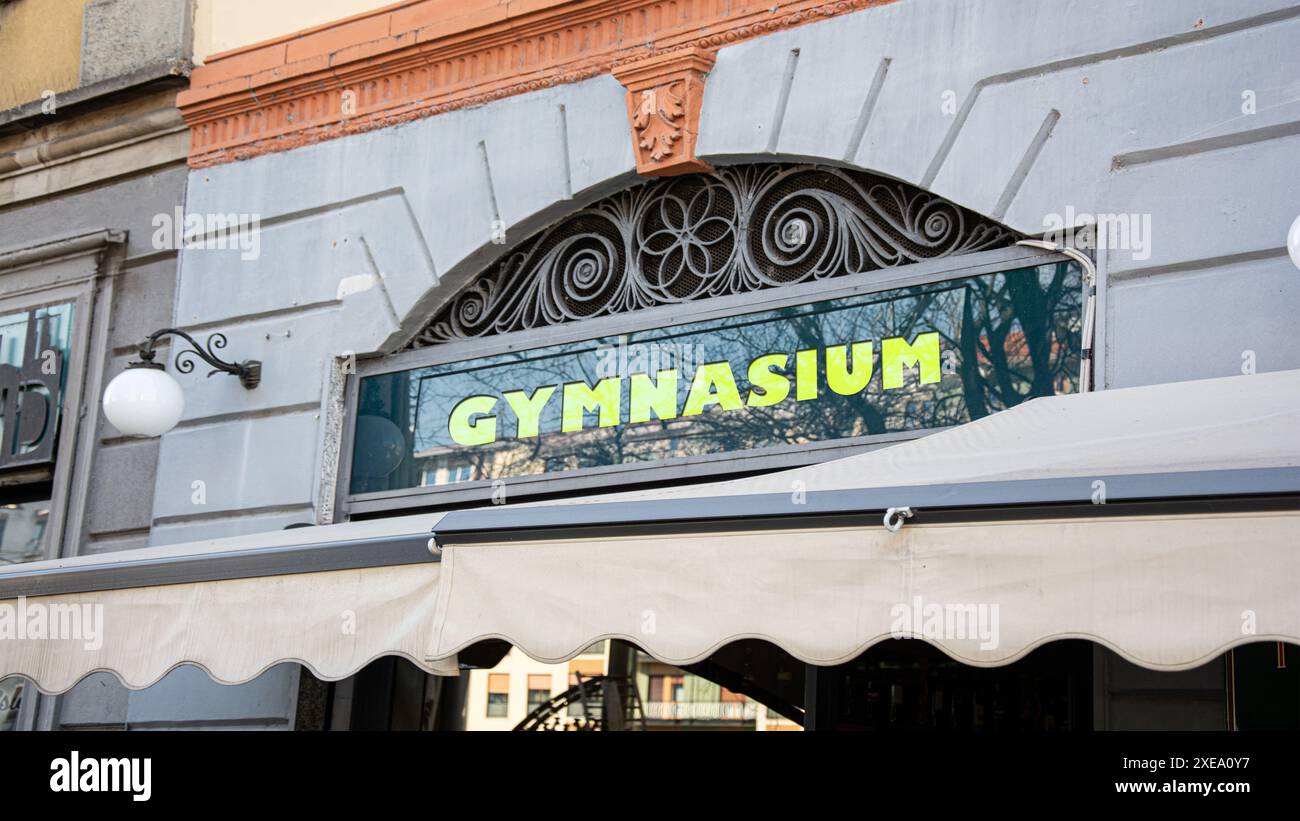 Wegweiser zum Gymnasium - Bildmontage Stockfoto