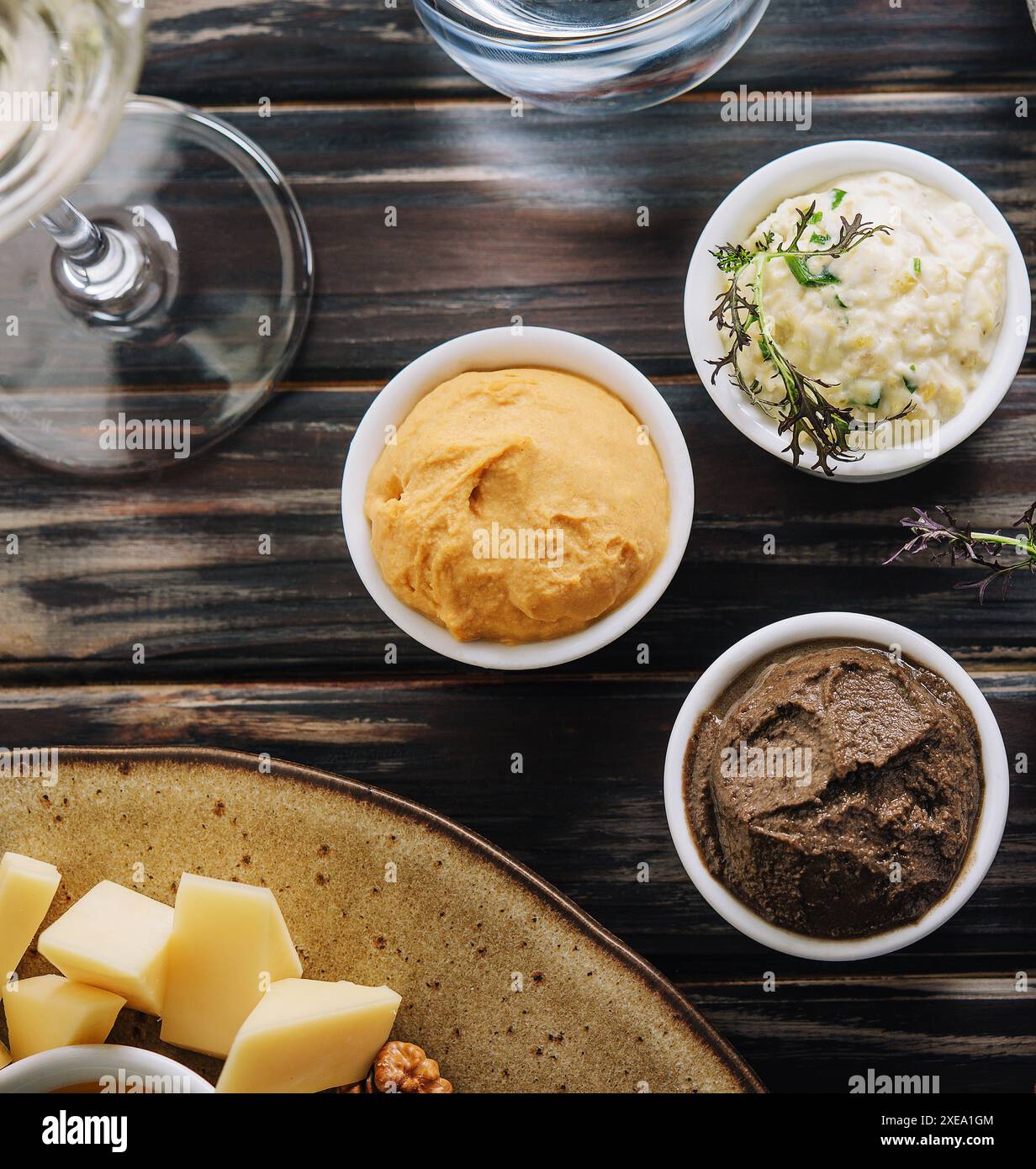 Auswahl an orientalischen Speisen, Blick auf Mezze von oben Stockfoto