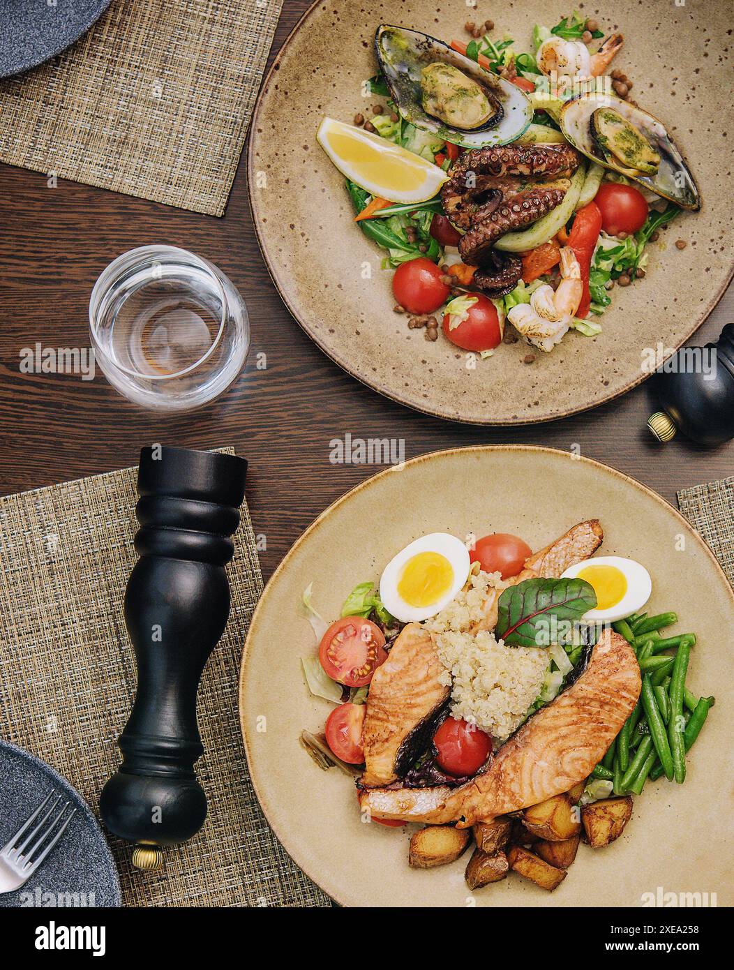 Verschiedene Fischgerichte mit Weißwein Stockfoto
