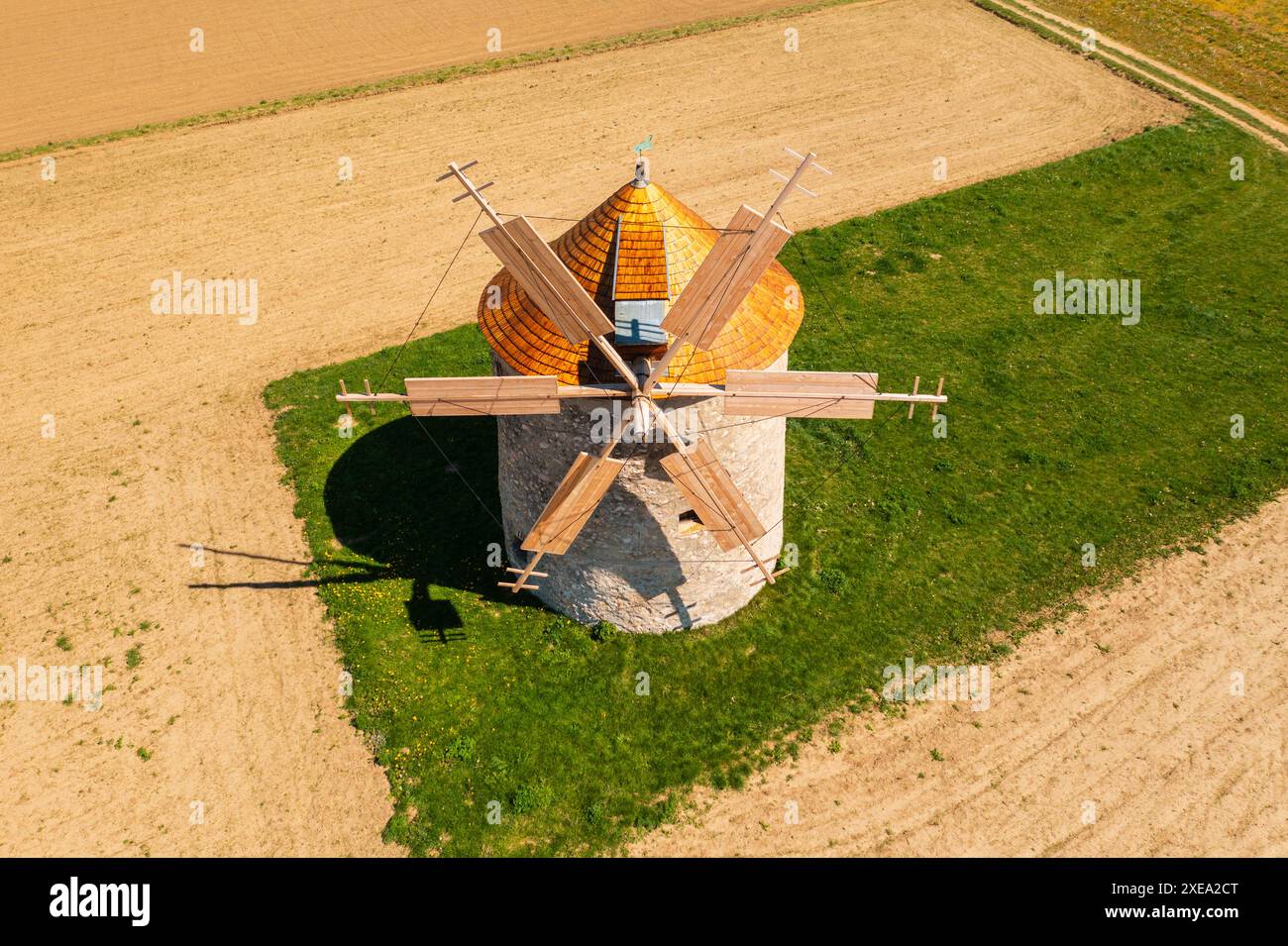 Aus der Vogelperspektive über die traditionelle Windmühle in TEs, Komitat Veszprem, Ungarn. Der ungarische Name ist Tesi szelmalmok. Stockfoto