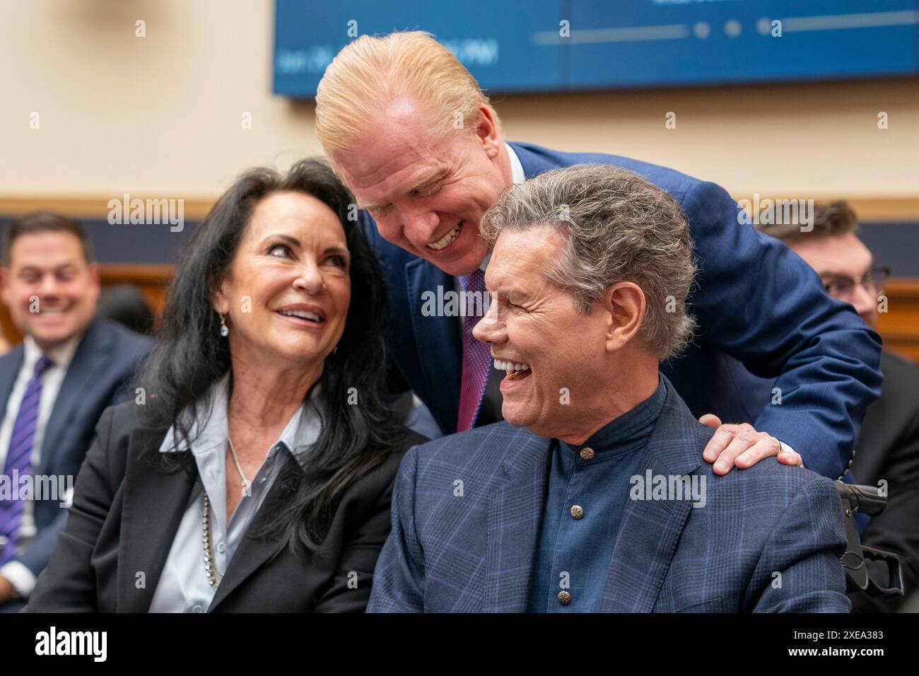 Washington, Usa. Juni 2024. Michael Huppe, President und Chief Executive Officer, SoundExchange, Center, spricht mit Mary Travis und Randy Travis, Tonkünstler, vor einer Anhörung vor dem Unterausschuss für Justiz, geistiges Eigentum und das Internet mit dem Titel „Radio Music and Copyrights: 100 Years of inequity for Recording Artists: auf dem Capitol Hill in Washington, DC am Mittwoch, 26. Juni 2024. Foto: Ken Cedeno/UPI Credit: UPI/Alamy Live News Stockfoto