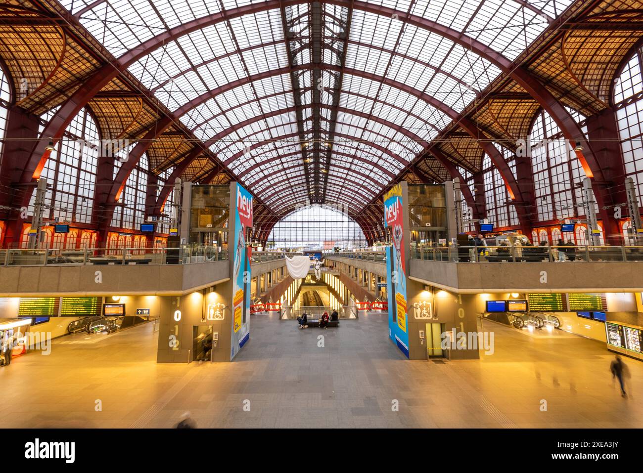 Antwerpen, Belgien, 25. Januar 2024, symmetrische Pracht des Antwerpener Hauptbahnhofs Stockfoto