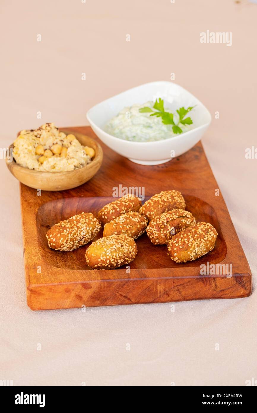 Falafel mit Tzatziki und Hummus Stockfoto