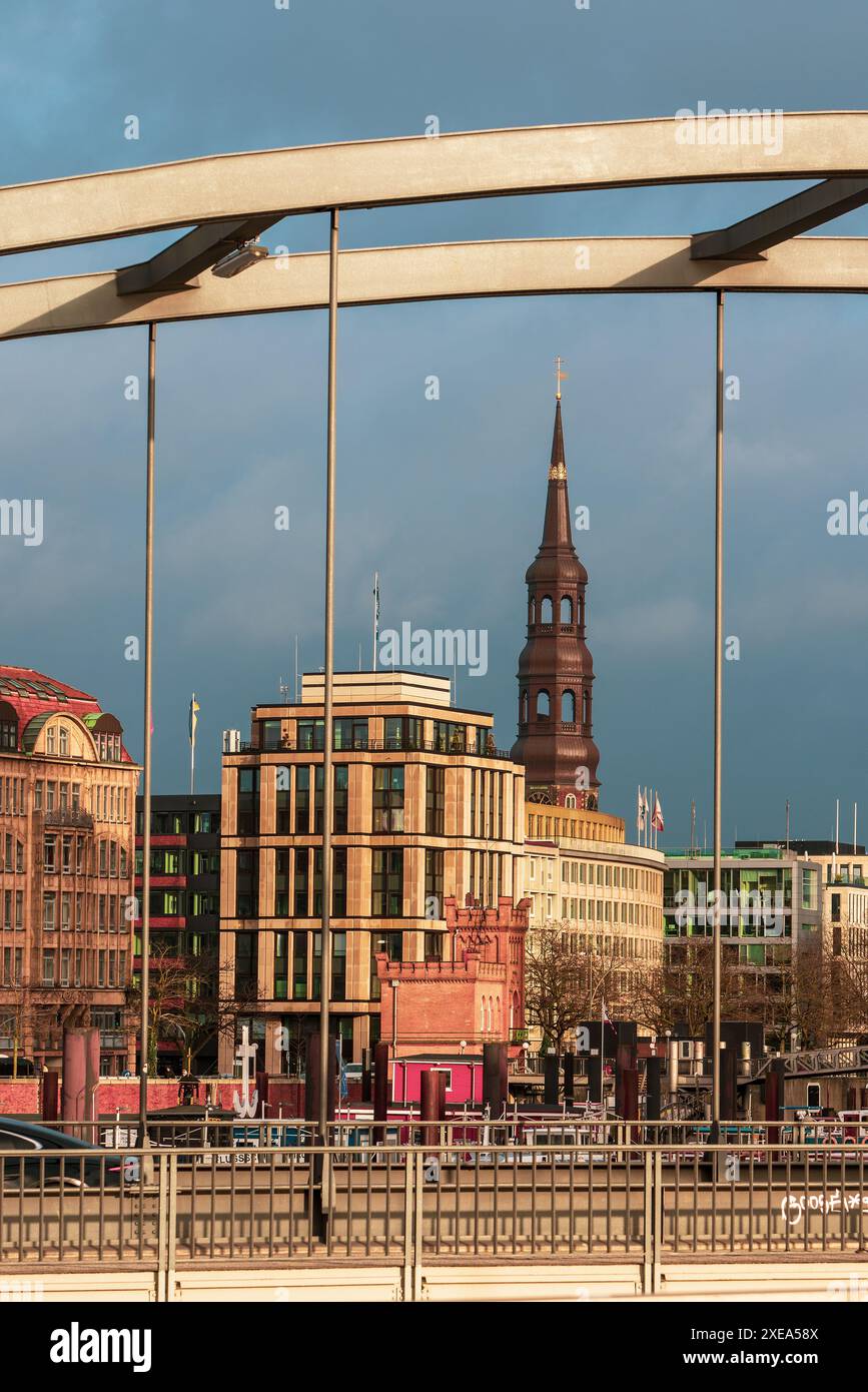 Blick auf die St. Katharinenkirche in Hamburg. Stockfoto