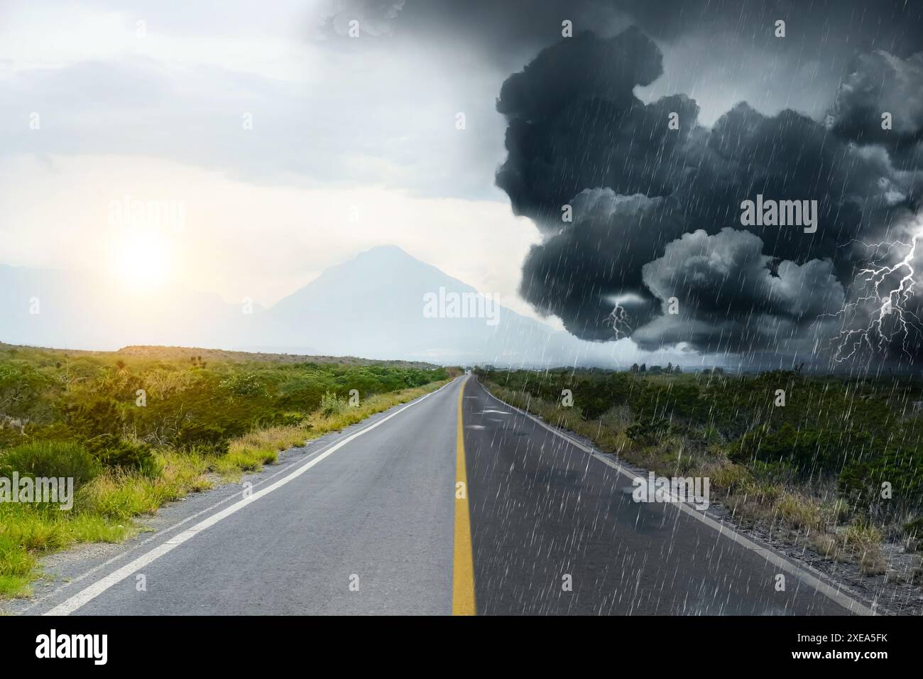 Collage mit Landschaft an bewölktem Tag auf der einen Seite und bei Regenguss auf der anderen Seite. Wetteränderungen Stockfoto