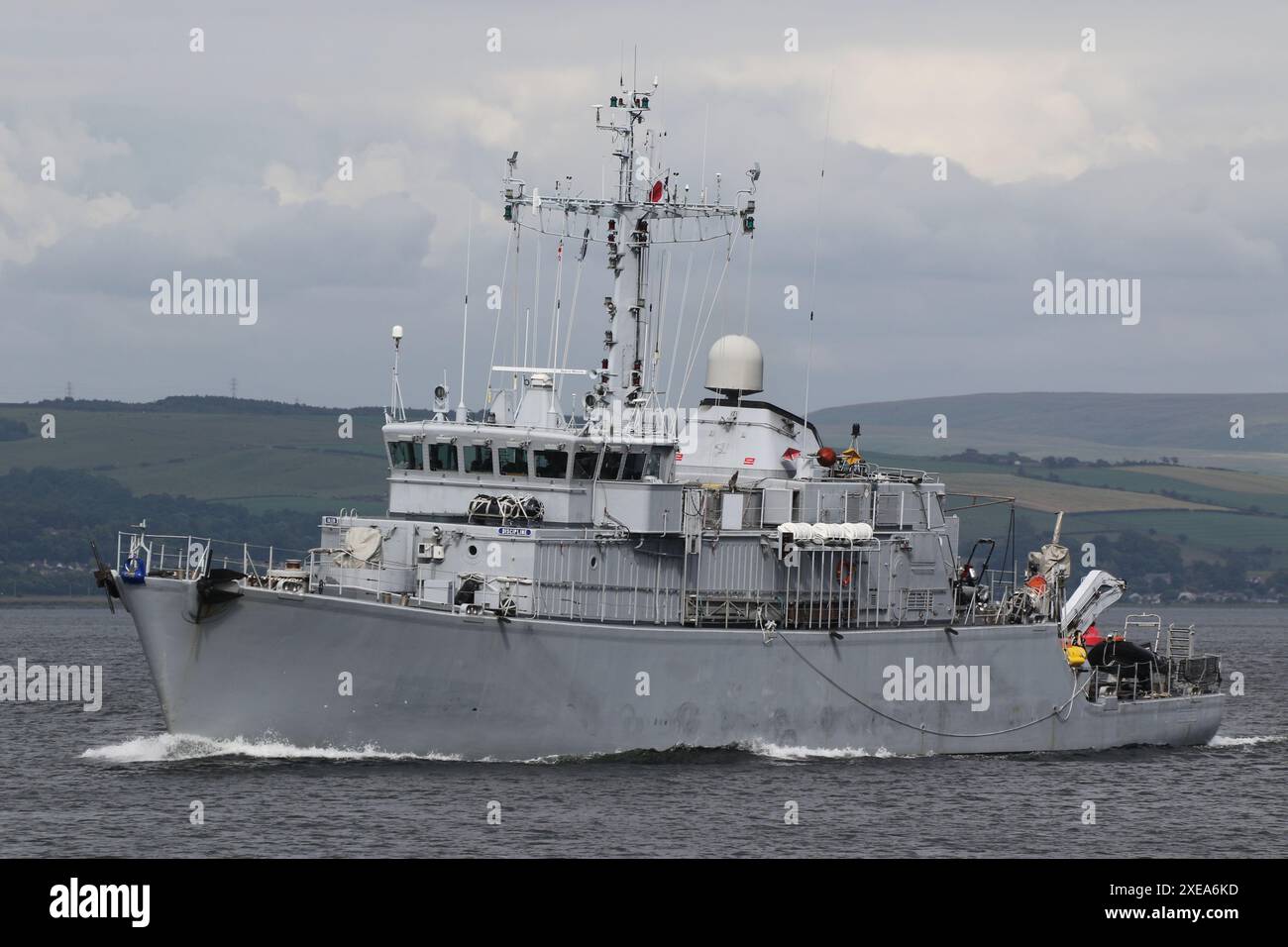 Ein ziemlich anonymisiertes FS Céphée (M652), ein Minenschiff der Eridan-Klasse, das von der französischen Marine betrieben wird und Greenock auf dem Firth of Clyde vorbeifährt. Das Schiff nimmt an der Übung Sea Breeze 24-1 Teil, einer multinationalen militärischen Übung, die in Schottland stattfindet. Im Einklang mit dem derzeitigen französischen Militärdenken, seine Schiffe zu anonymisieren, hat Céphée ihre Wimpelnummer entfernt und ihren Namen auf der Hafenseite des Hecks überstrichen. Stockfoto