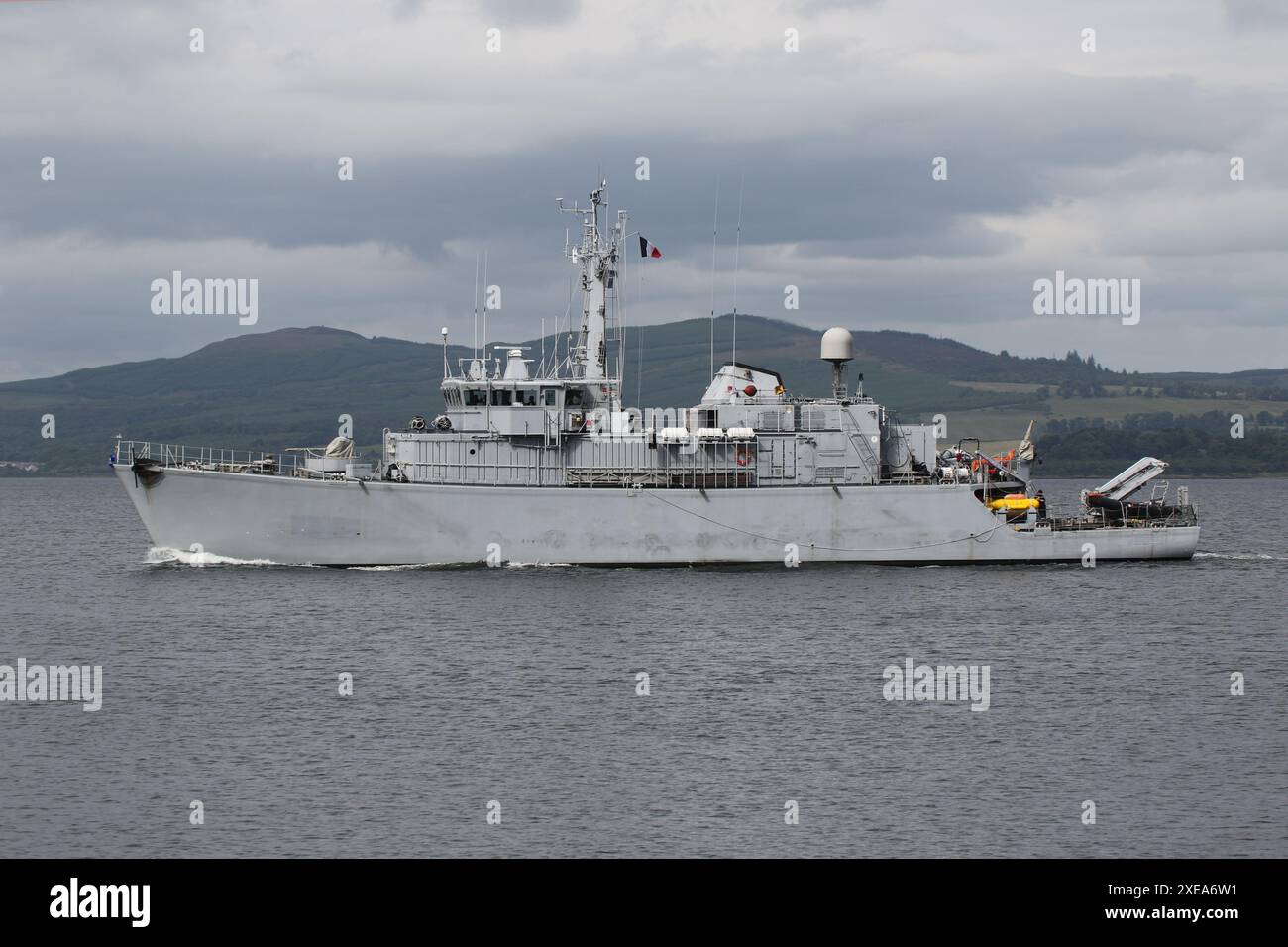 Ein ziemlich anonymisiertes FS Céphée (M652), ein Minenschiff der Eridan-Klasse, das von der französischen Marine betrieben wird und Greenock auf dem Firth of Clyde vorbeifährt. Das Schiff nimmt an der Übung Sea Breeze 24-1 Teil, einer multinationalen militärischen Übung, die in Schottland stattfindet. Im Einklang mit dem derzeitigen französischen Militärdenken, seine Schiffe zu anonymisieren, hat Céphée ihre Wimpelnummer entfernt und ihren Namen auf der Hafenseite des Hecks überstrichen. Stockfoto