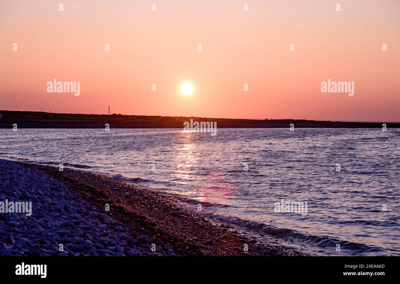 Sonnenuntergang am französischen Strand an der Küste von Aran Island in Co, Galway, Inishmore, Republica of Ireland Stockfoto